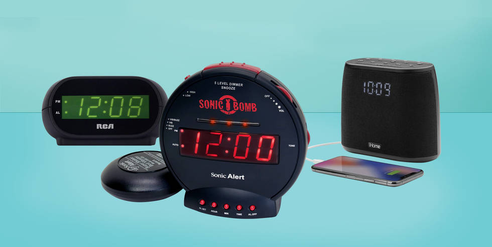 Clock 桌布 壁紙 — 三個數位鬧鐘和一個喇叭，附有正在充電的電話，背景為純青色。