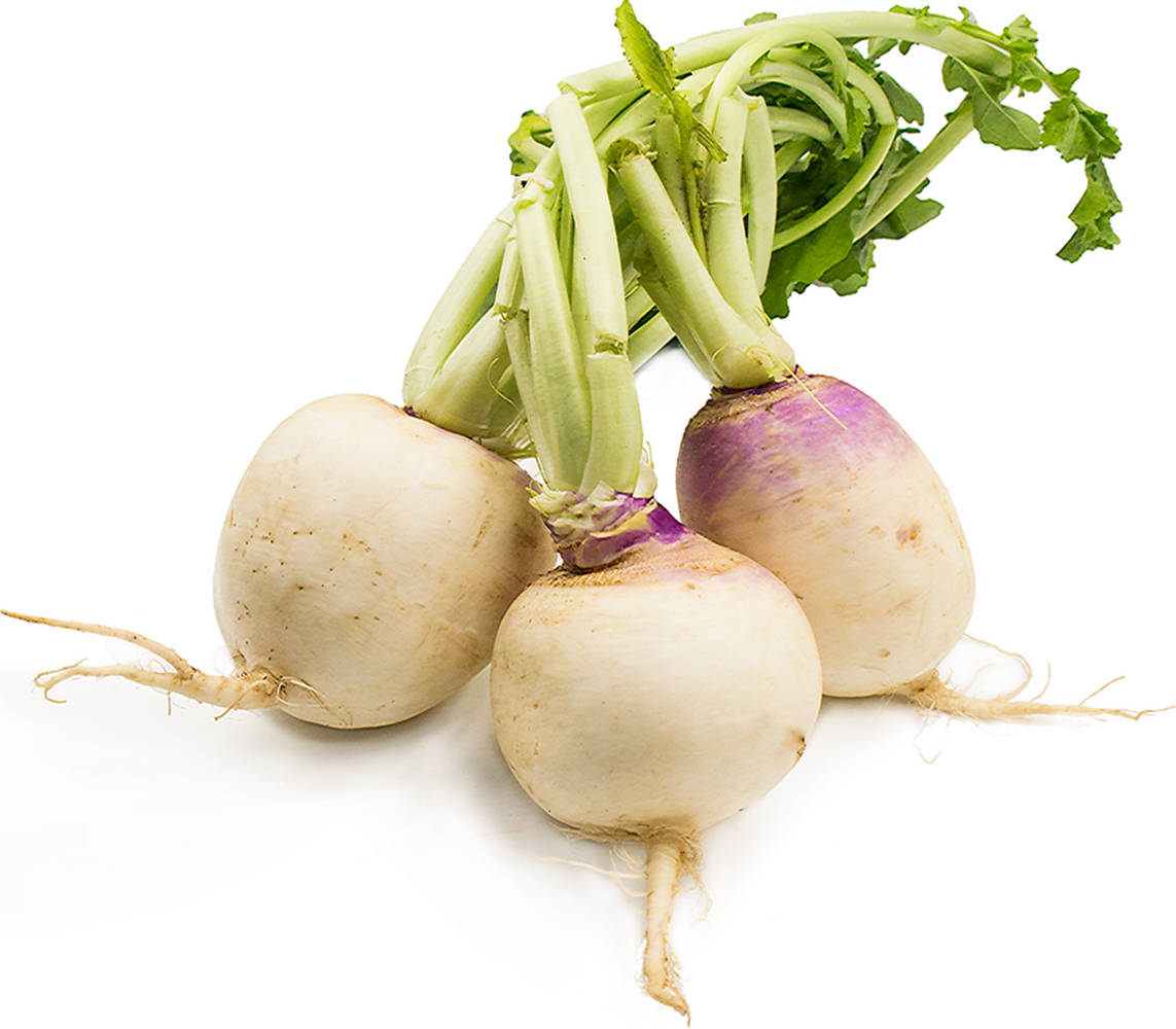 Healthy Food 桌布 壁紙 — 三個新鮮的白蘿蔔，帶有充滿活力的綠色莖和紫色調的冠部，放置在乾淨的白色背景上。