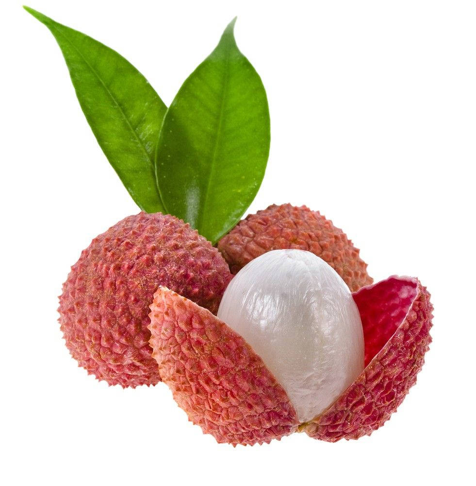 Lychee 桌布 壁紙 — 三個新鮮荔枝，其中一個剝開，露出半透明的白色果肉和兩片綠葉，背景為白色。
