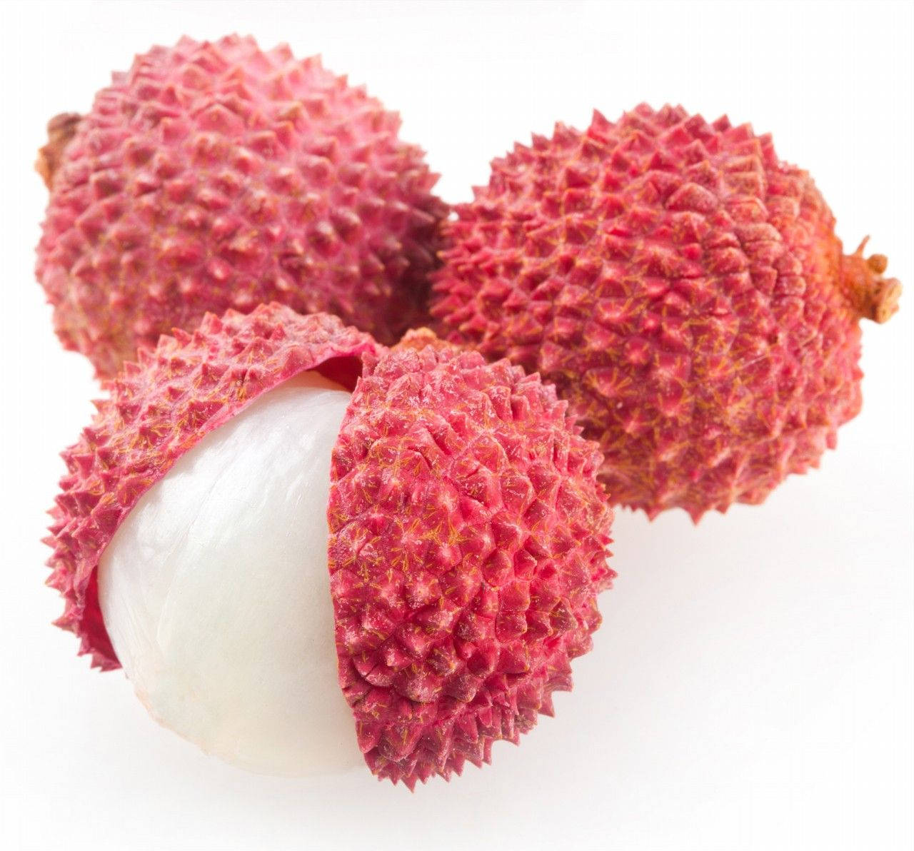 Fruits 桌布 壁紙 — 三個新鮮荔枝，其中一個裂開，露出半透明的白色果肉，背景是純白色。