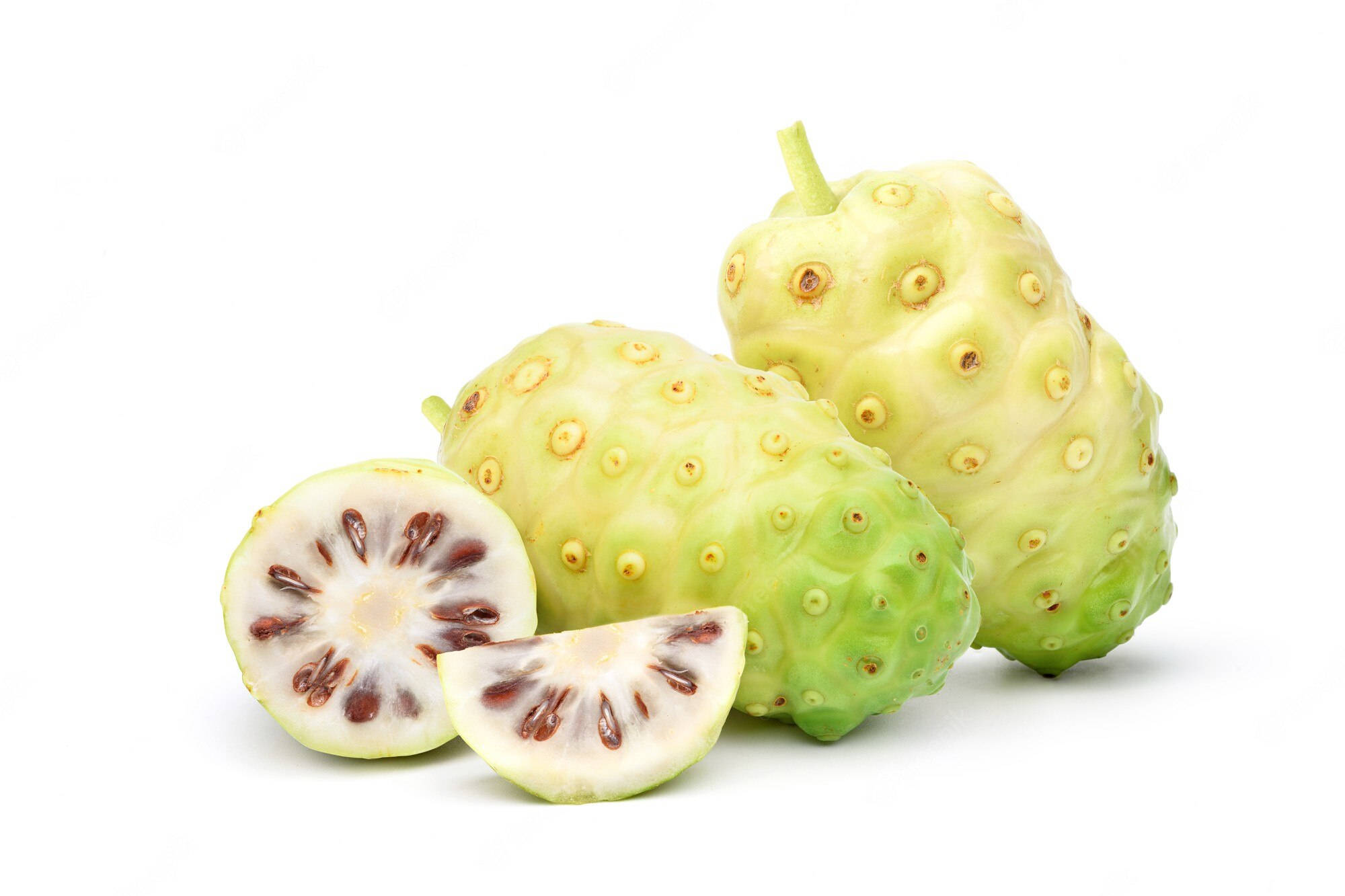 Fruits 桌布 壁紙 — 三個新鮮諾麗果，其中一個切片露出黑色種子，背景為純白色。
