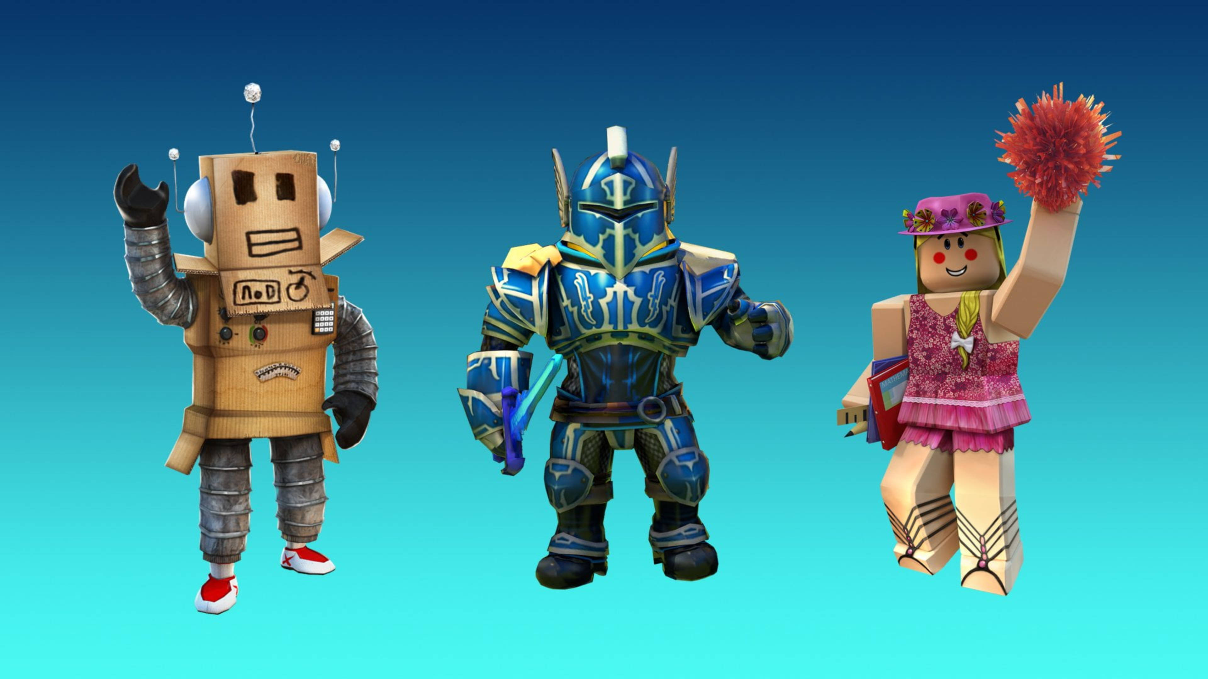 Roblox 桌布 壁紙 — 三個方塊風格的 Roblox 頭像並排站在漸變藍色背景前，一個揮舞著紙板機器人，另一個穿著藍色盔甲手持劍，還有一個啦啦隊員拿著彩球。