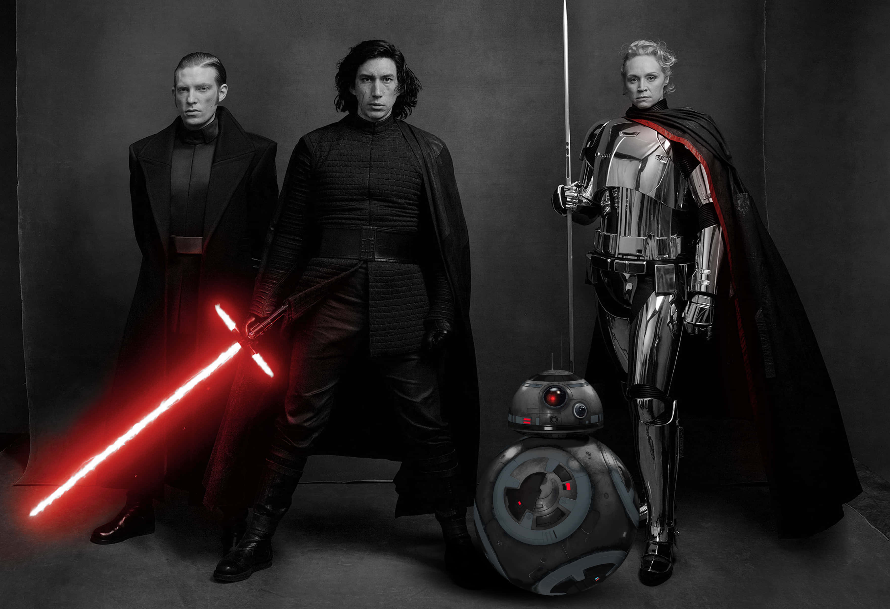 The First Order 桌布 壁紙 — 三個星戰角色和一個機器人站在黑暗的攝影棚中，發光的紅色光劍投射出戲劇性的光線。