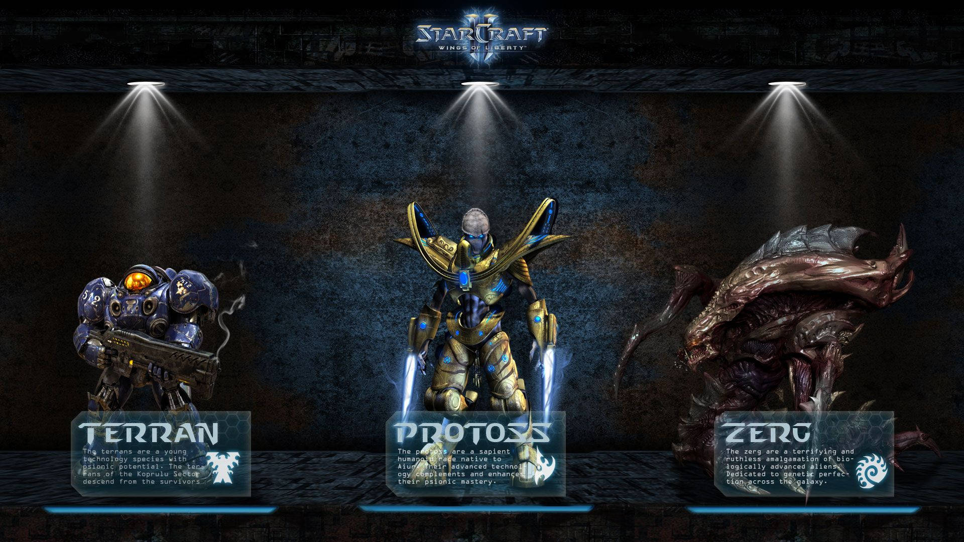 Starcraft 桌布 壁紙 — 三個星海爭霸種族：人類、神族和蟲族，站在聚光燈下，背景是深色紋理牆壁和發光的藍色面板。