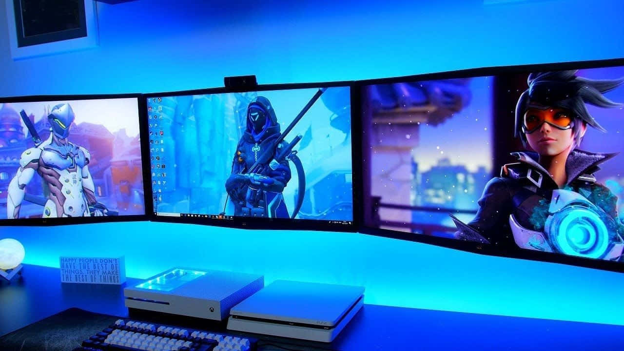 Gaming Setup 桌布 壁紙 — 三個曲面顯示器在酷藍色環境燈光下，於遊戲桌上顯示充滿活力的Overwatch角色。