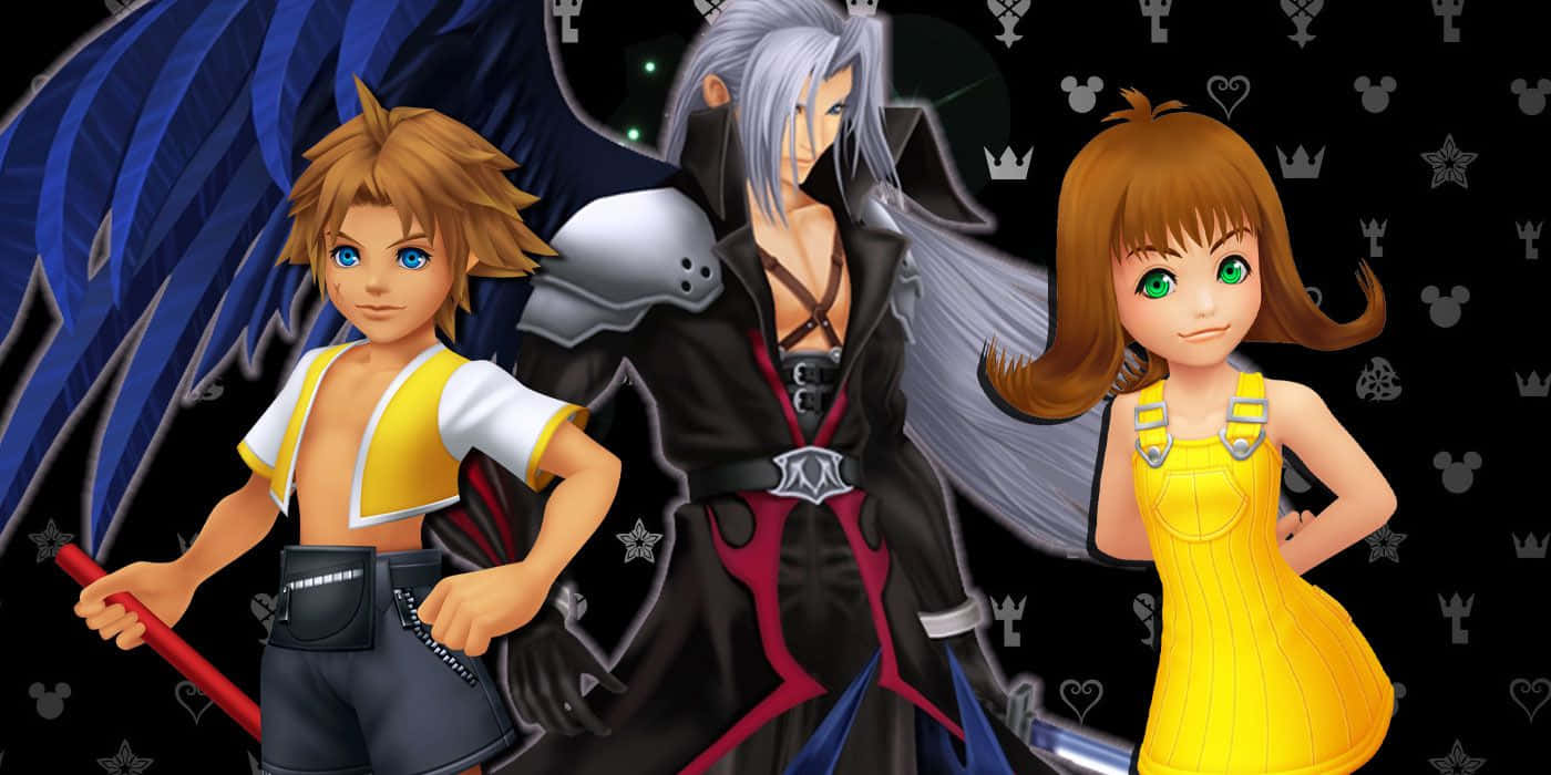 Kingdom Hearts Characters 桌布 壁紙 — 三個有翅膀的動畫角色自信地站在印有迪士尼符號的深色背景前。
