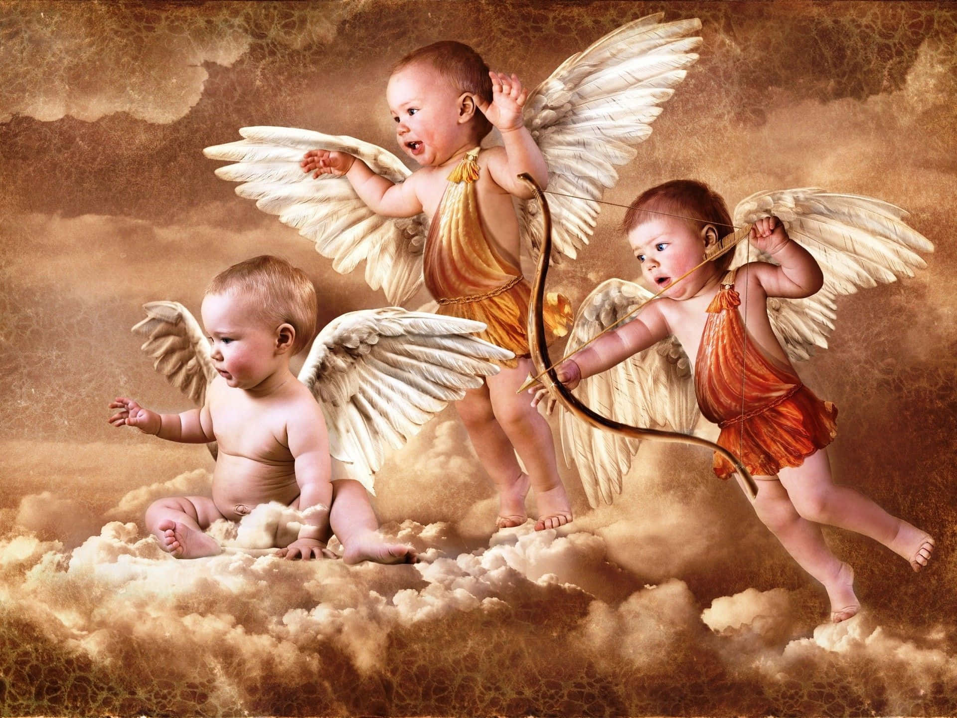 Angels Of God 桌布 壁紙 — 三個有翅膀的嬰兒天使穿著金色長袍，在蓬鬆的雲朵上玩耍，背景是溫暖的深褐色天空。