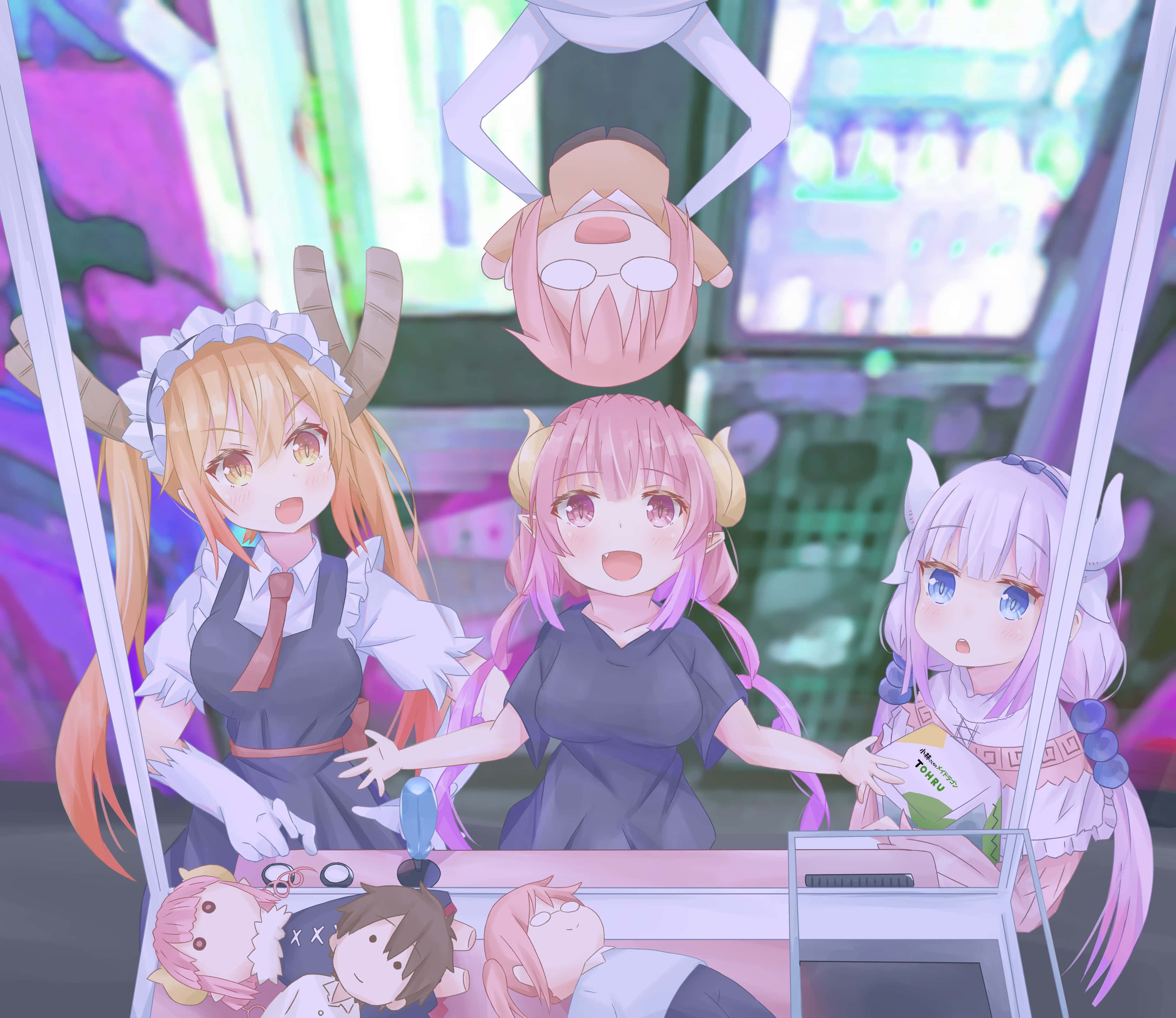 Miss Kobayashis Dragon Maid 桌布 壁紙 — 三個有角和尾巴的動漫女孩在霓虹燈閃爍的未來風格遊戲機中心玩街機遊戲，周圍有發光的螢幕和漂浮的絨毛玩具。