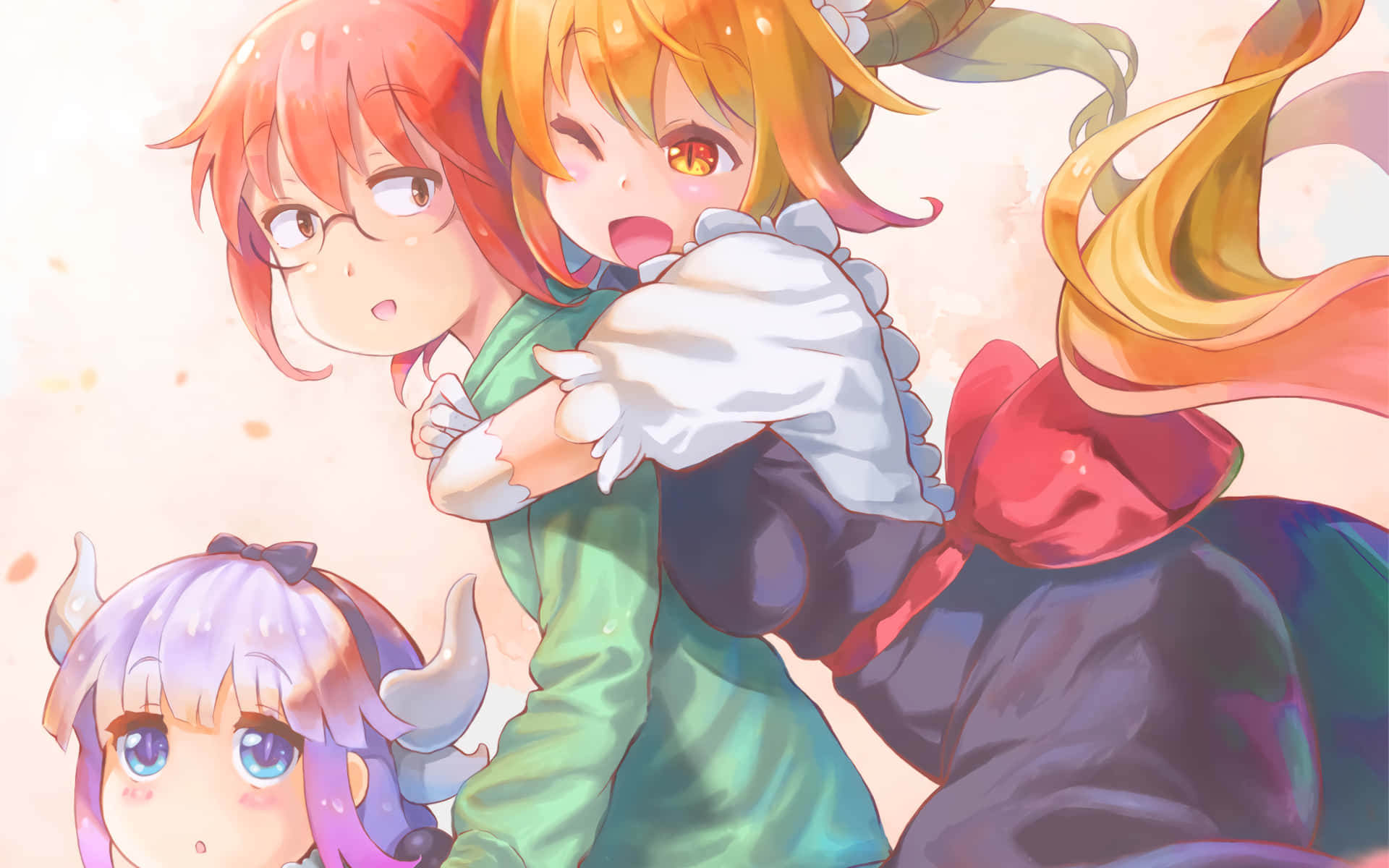 Kanna Kamui 桌布 壁紙 — 三個有角和表情豐富眼睛的動漫女孩在柔和粉彩背景前頑皮地擺姿勢。