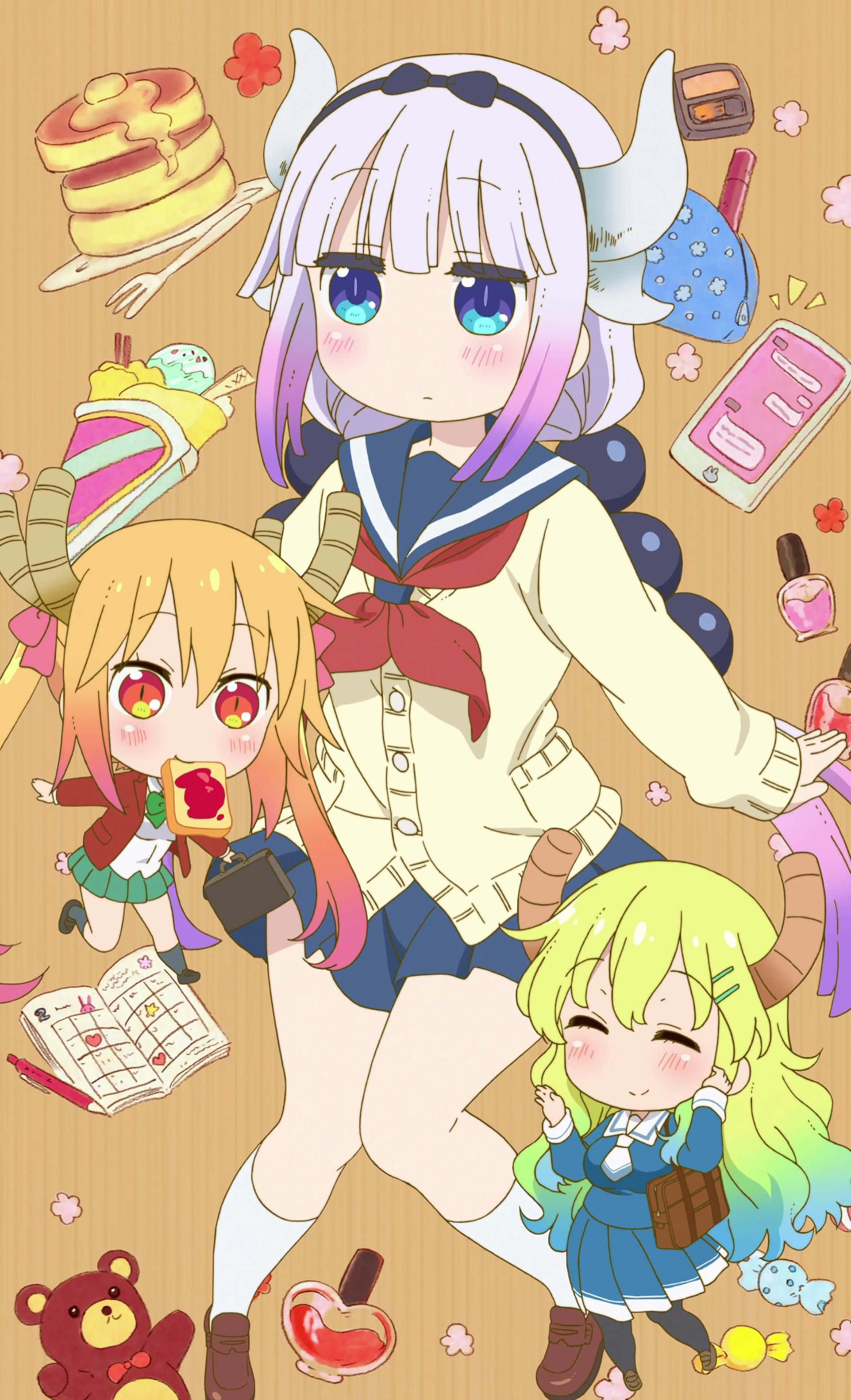 Miss Kobayashis Dragon Maid 桌布 壁紙 — 三個有角的動漫女孩穿著校服，在木質背景上被糖果和小工具包圍。