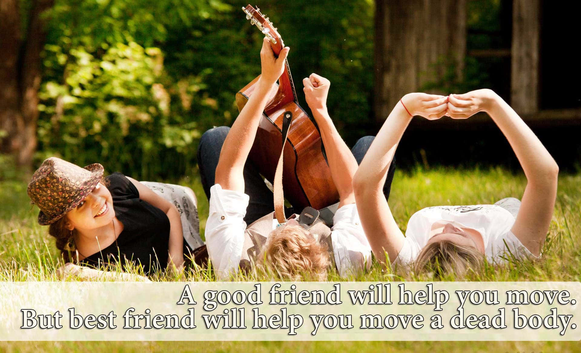 Friendship 桌布 壁紙 — 三個朋友在草地上笑著放鬆，其中一人拿著吉他，另一人用雙臂形成心形，還有一人戴著帽子。
