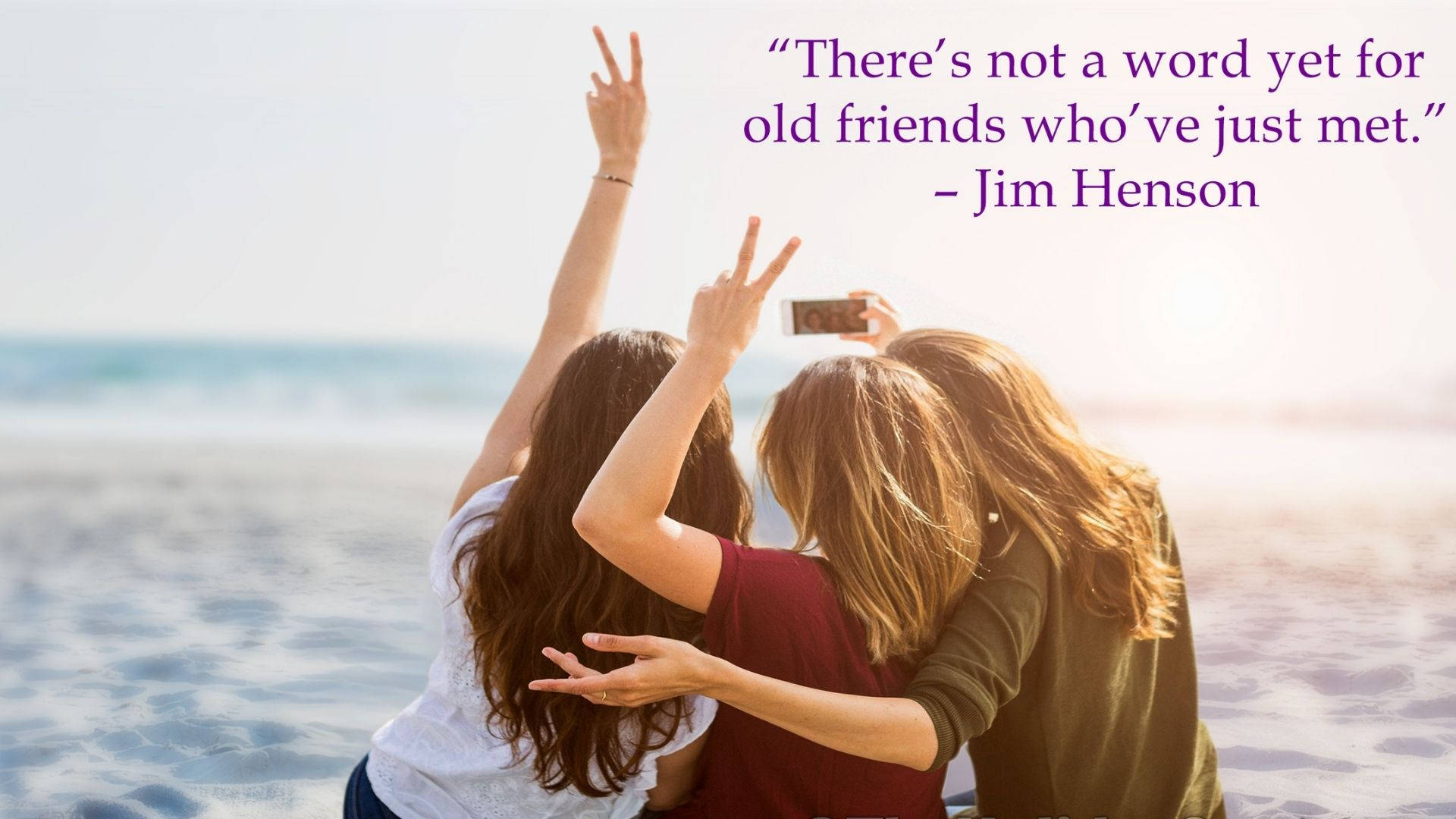 Friendship Day 桌布 壁紙 — 三個朋友在陽光明媚的海灘上愉快地擺姿勢，做出和平手勢，其中一人以身後的海浪為背景自拍。