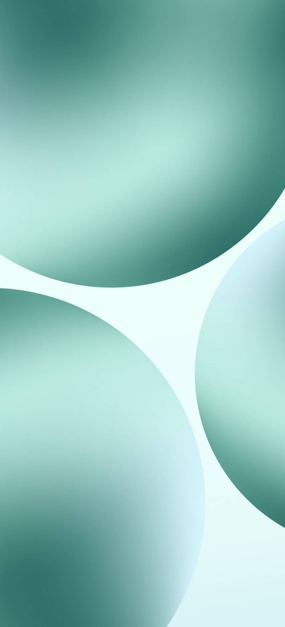 Circle 桌布 壁紙 — 三個柔和的青綠色圓圈漂浮在淡色漸變背景上，構成極簡抽象作品。