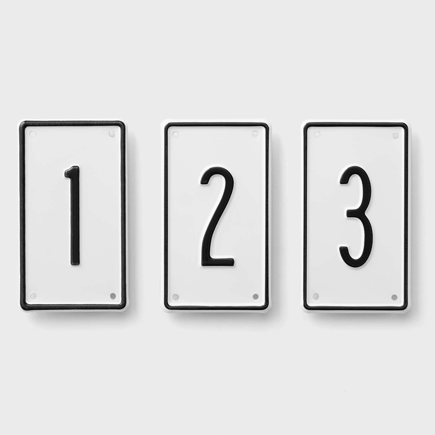 Black And White Number 桌布 壁紙 — 三個極簡白色長方形標誌，帶有黑色數字一二三，並排安裝在素牆上。