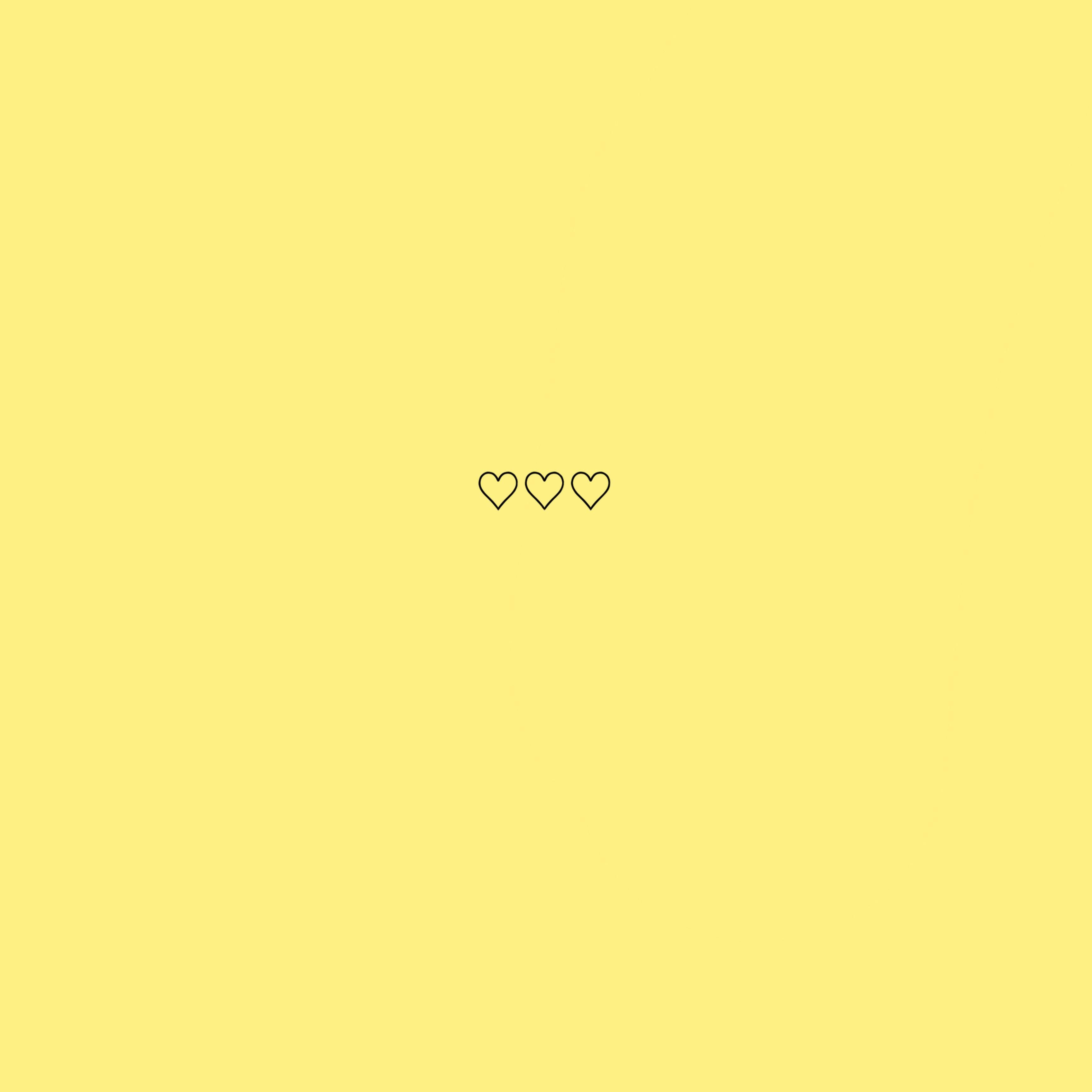 Pastel Yellow Aesthetic 桌布 壁紙 — 三個極簡黑色心形輪廓居中於純淡黃色背景上。
