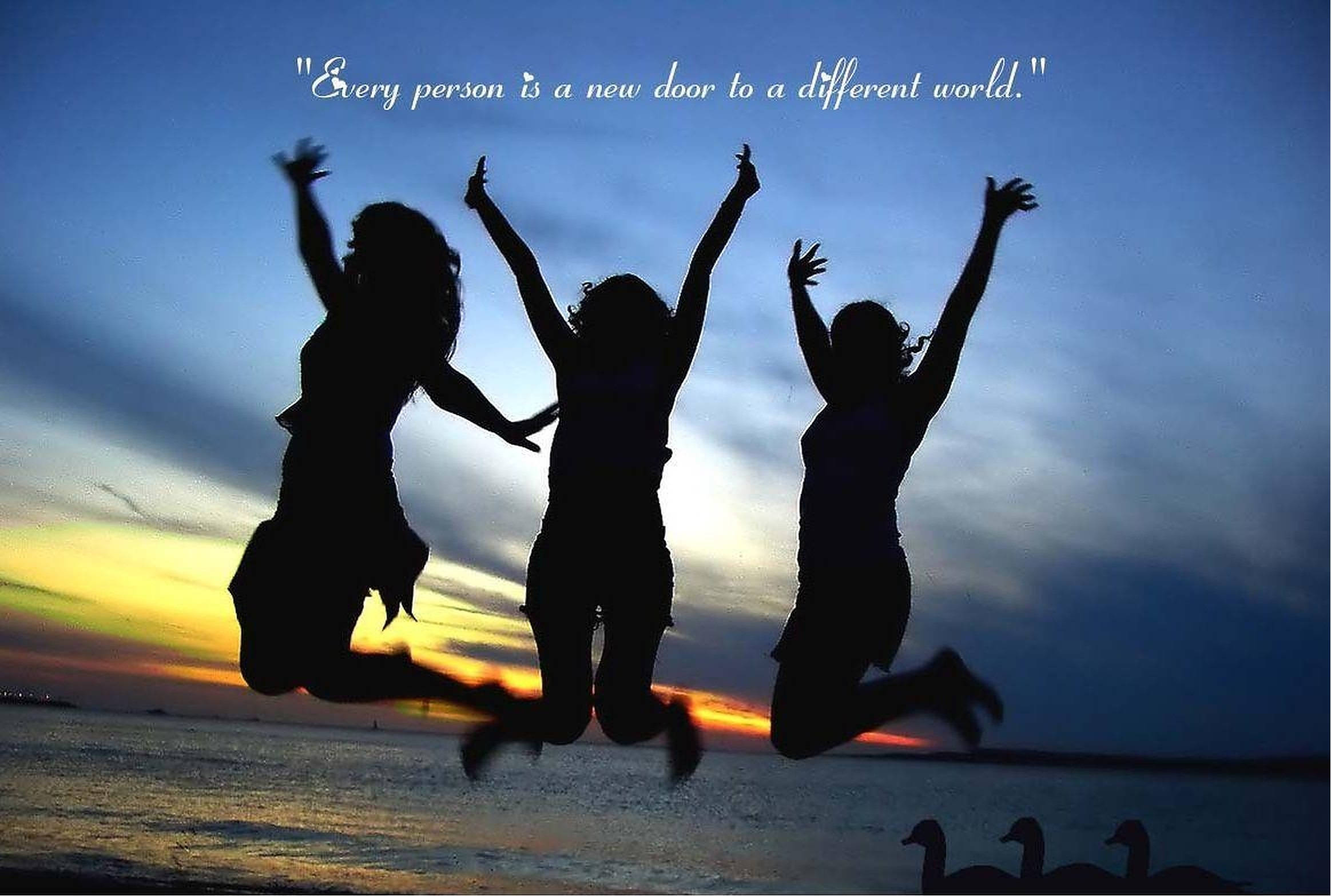 Friendship Quotes 桌布 壁紙 — 三個歡樂的剪影在充滿活力的日落天空下跳躍，下方有水和大雁。