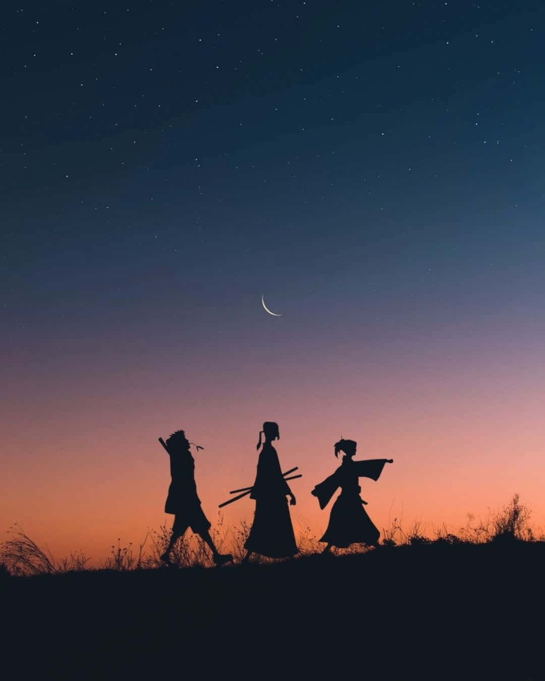 Nature Aesthetic Phone 桌布 壁紙 — 三個武士剪影在暮色天空下走過長滿草的山丘，天空有新月和星星。