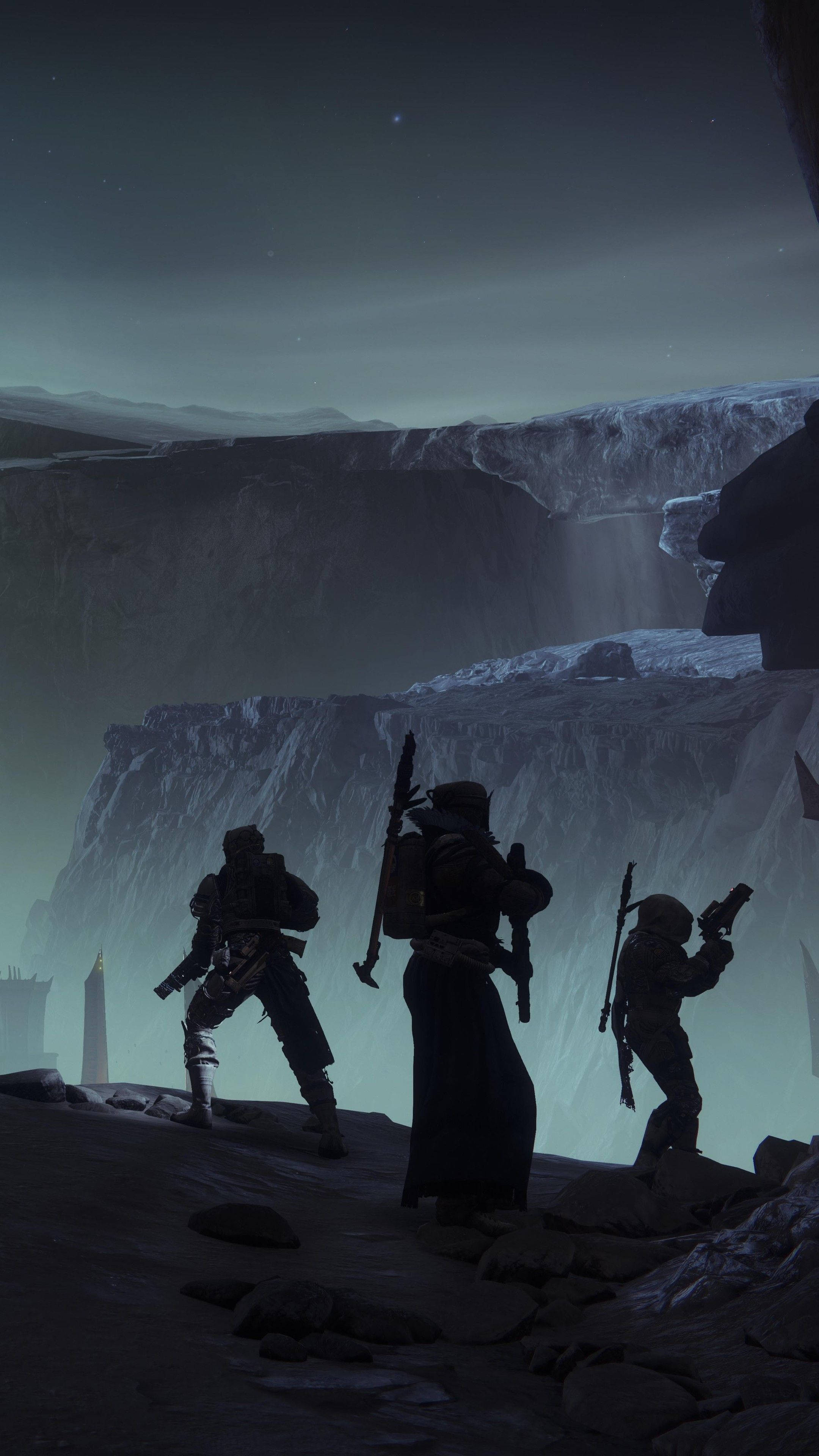 destiny 2 shadowkeep 桌布 壁紙 — 三個武裝人物在岩石懸崖邊緣上以剪影站立，俯瞰著廣闊的冰封深淵，背景是繁星點點的夜空。