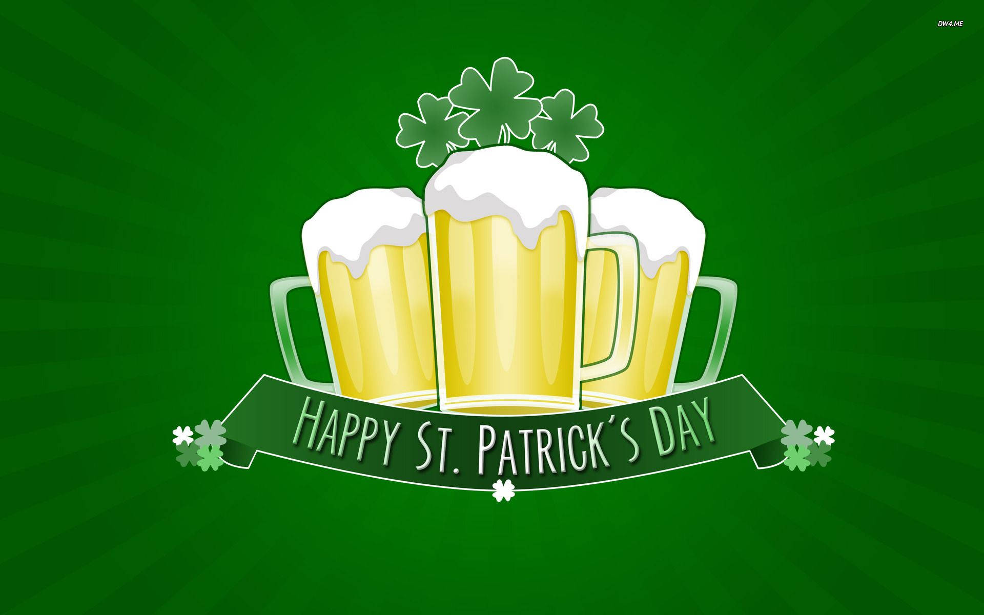 St Patrick's Day 桌布 壁紙 — 三個泡沫啤酒杯頂端飾有酢漿草，在翠綠背景前慶祝聖派翠克節。