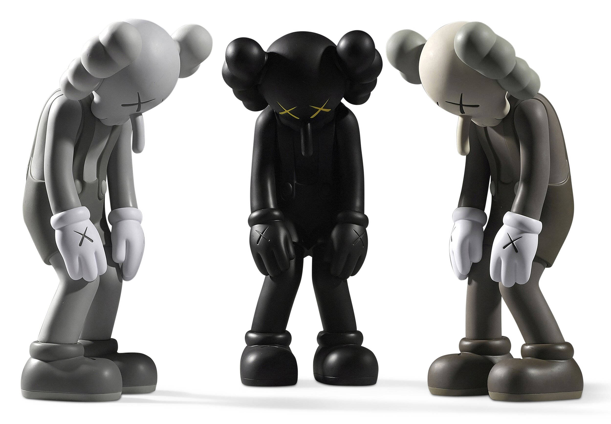 KAWS 桌布 壁紙 — 三個灰色、黑色和棕色的KAWS Companion公仔在純白背景下低頭。