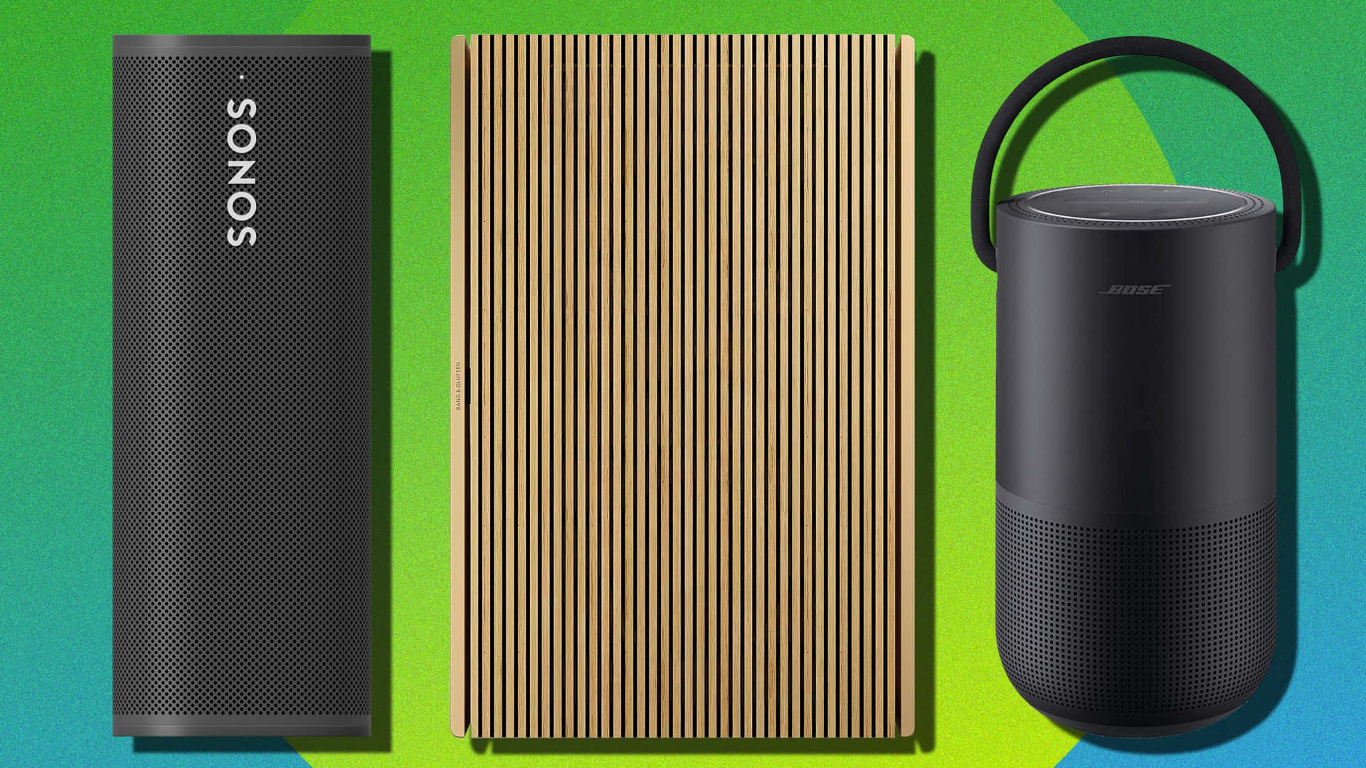 黑色 桌布 壁紙 — 三個現代便攜式喇叭 Sonos Bose 和一個木製喇叭，排列在充滿活力的綠色和藍色漸變背景上。