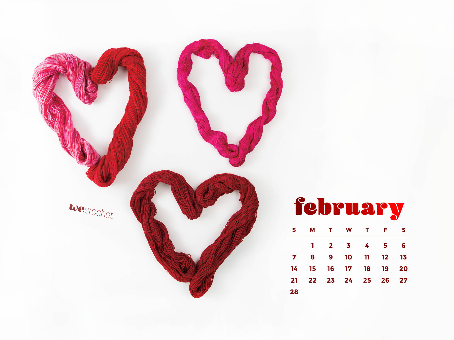february 2021 calendar 桌布 壁紙 — 三個由紅色和粉紅色毛線製成的心形圖案，位於二月日曆上方，背景為純白色。
