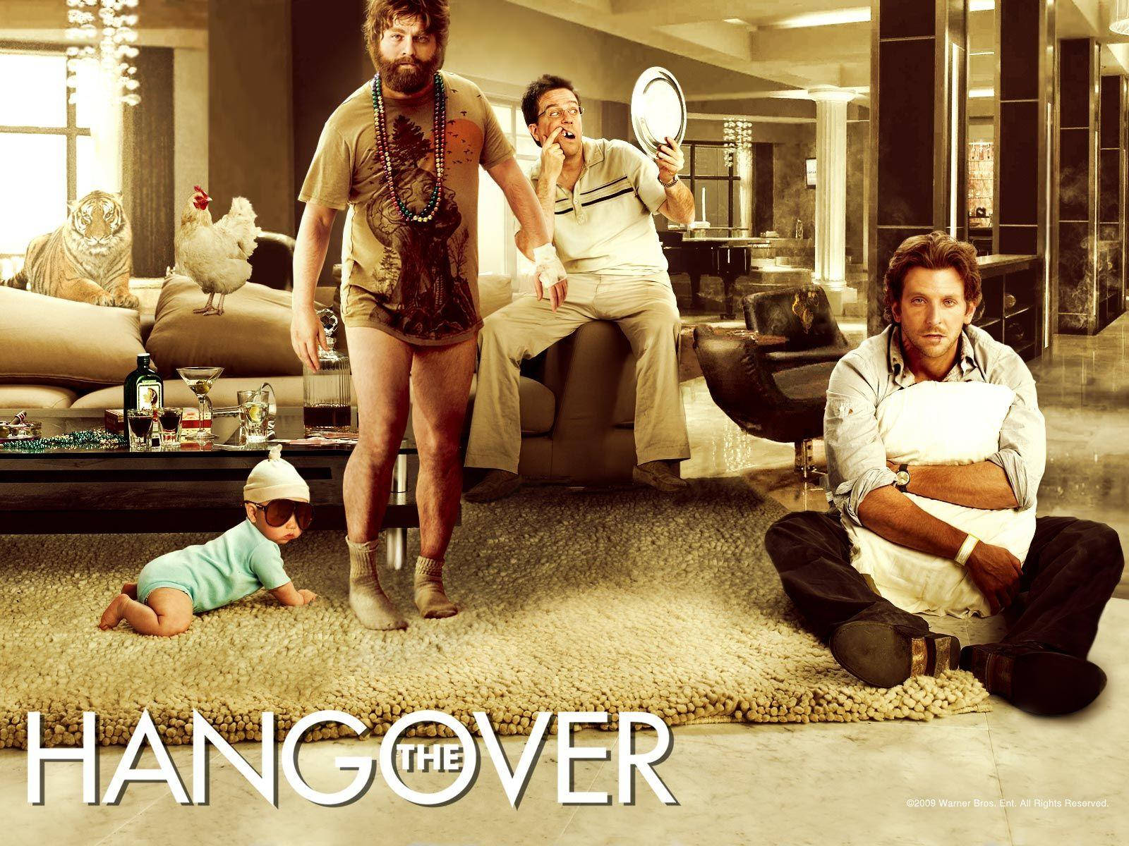 the hangover 桌布 壁紙 — 三個男人和一個嬰兒在混亂的豪華客廳裡，沙發上有一隻老虎和一隻雞。