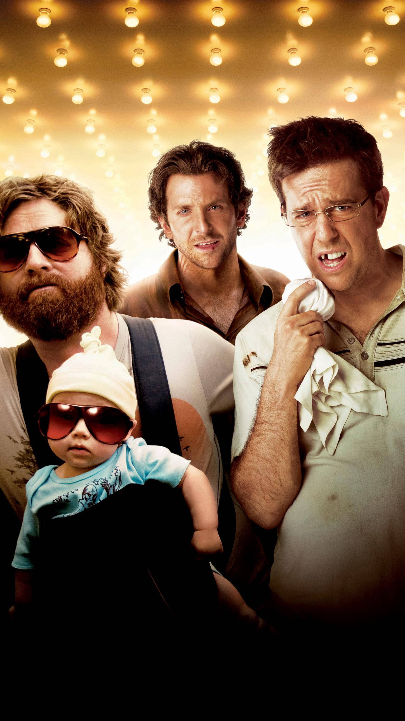 the hangover 桌布 壁紙 — 三個男人和一個戴太陽眼鏡的嬰兒站在閃爍燈光的天花板下，表情誇張。