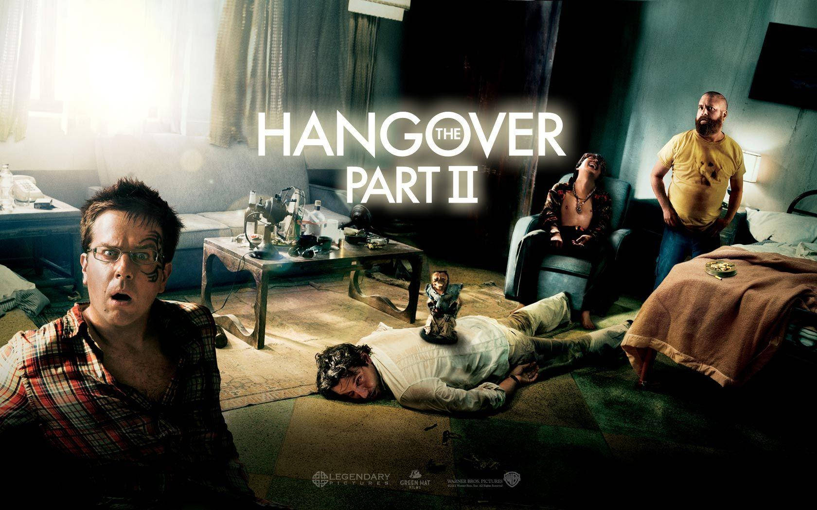 the hangover 桌布 壁紙 — 三個男人在凌亂的飯店房間裡，經過一場狂野派對後，一個昏倒在地，另一個看起來很震驚。