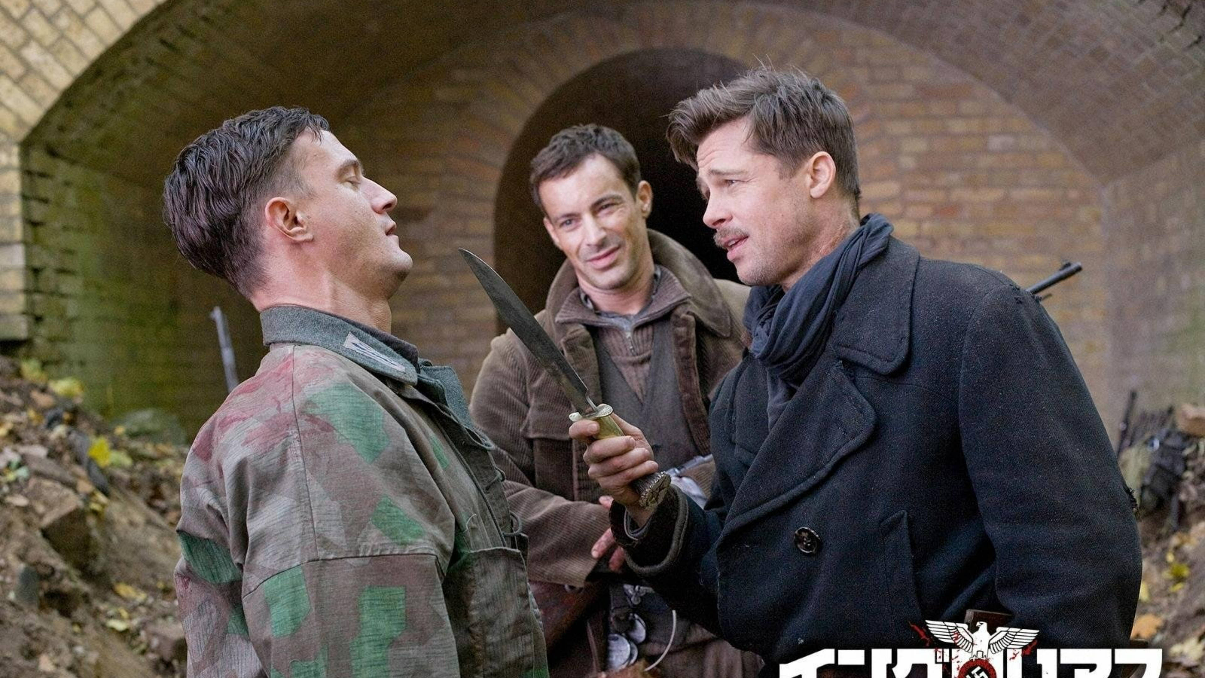 Inglourious Basterds 桌布 壁紙 — 三個男人在磚隧道中，一人持刀，另外兩人面對他，形成緊張對峙。