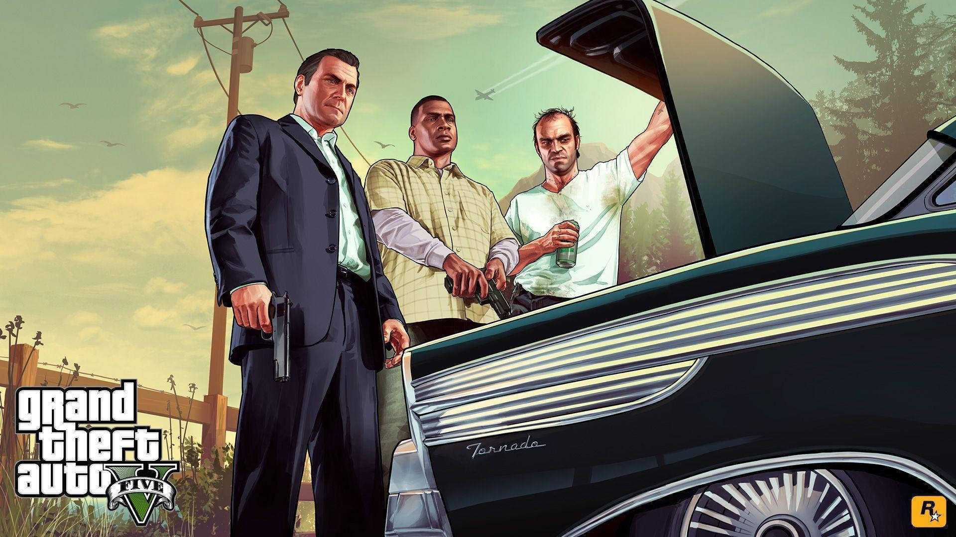gta v 桌布 壁紙 — 三個男人站在一輛復古黑色汽車旁，一人持槍，另一人拿著飲料，天空多雲。