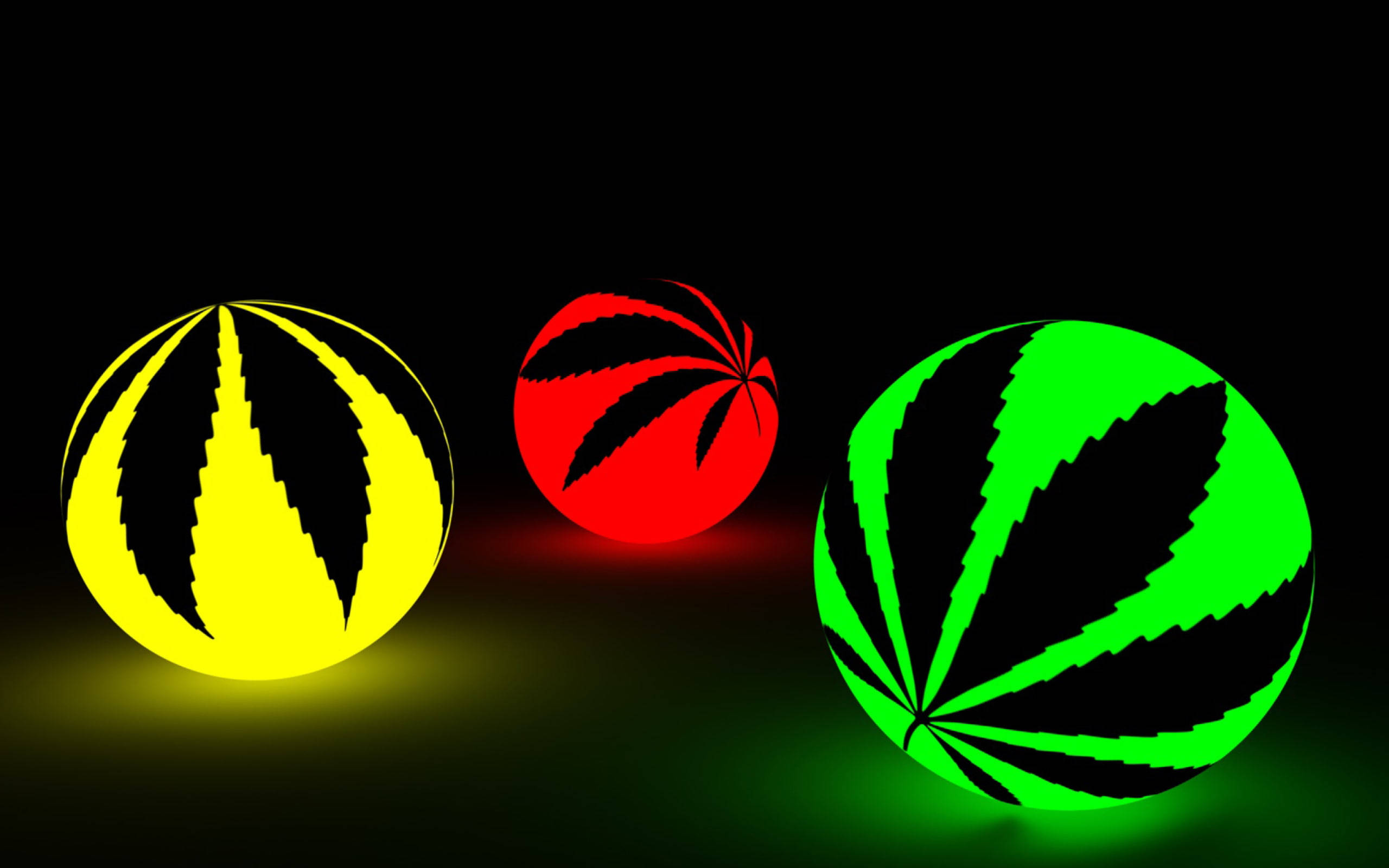 抽象 桌布 壁紙 — 三個發光球體帶有黃、紅、綠色的大麻葉圖案，在黑暗表面上投射出柔和的光線。