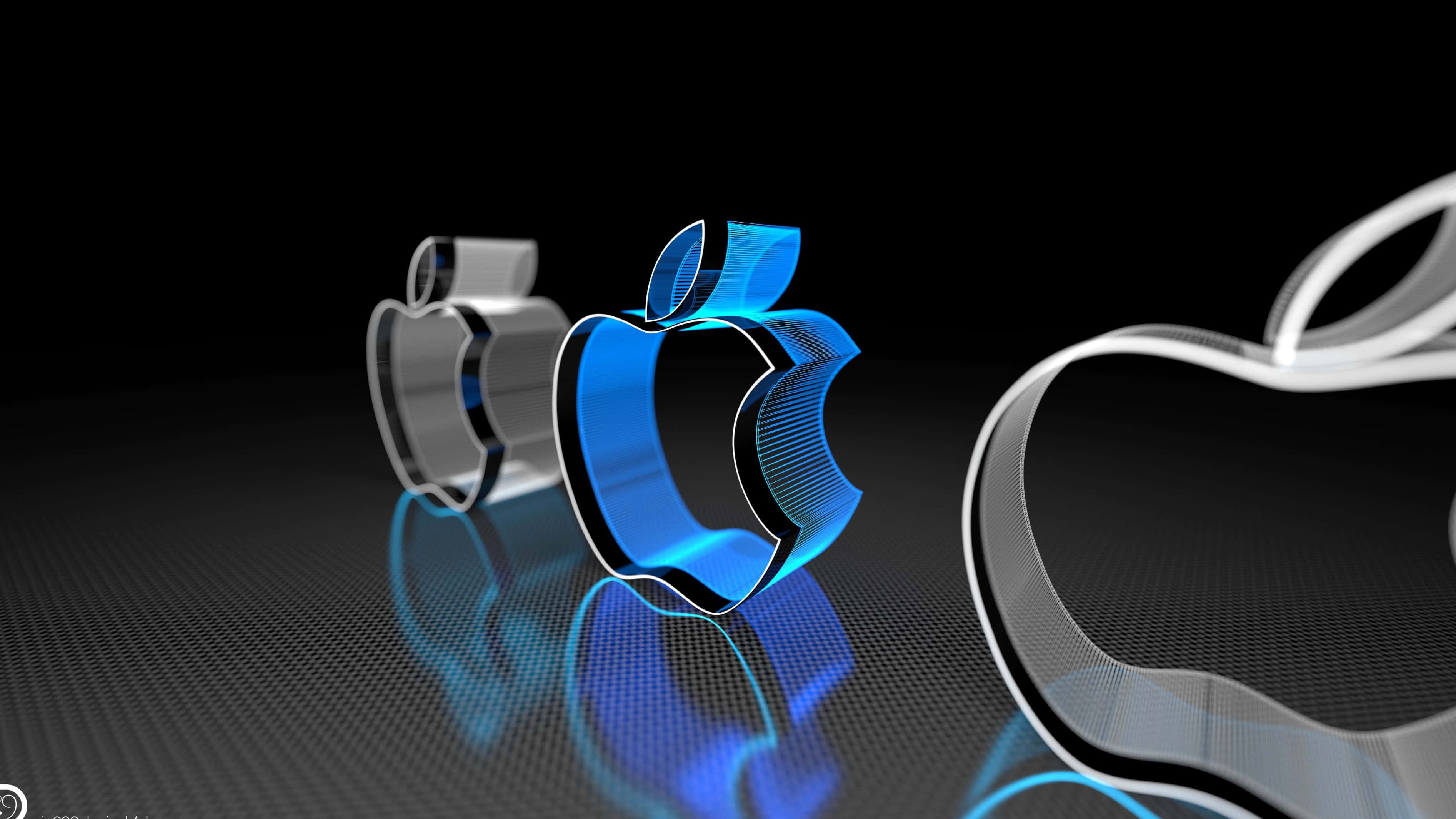 4K Apple 桌布 壁紙 — 三個發光的Apple標誌，銀色和藍色，放置在帶有戲劇性照明的反射黑色紋理表面上。
