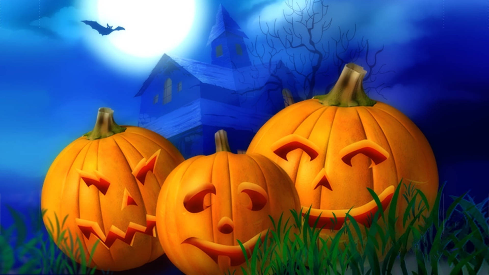 Cute Halloween Desktop 桌布 壁紙 — 三個發光的傑克南瓜燈，帶有雕刻的臉孔，坐在草地上，前方是滿月下蝙蝠飛翔的陰森鬼屋。
