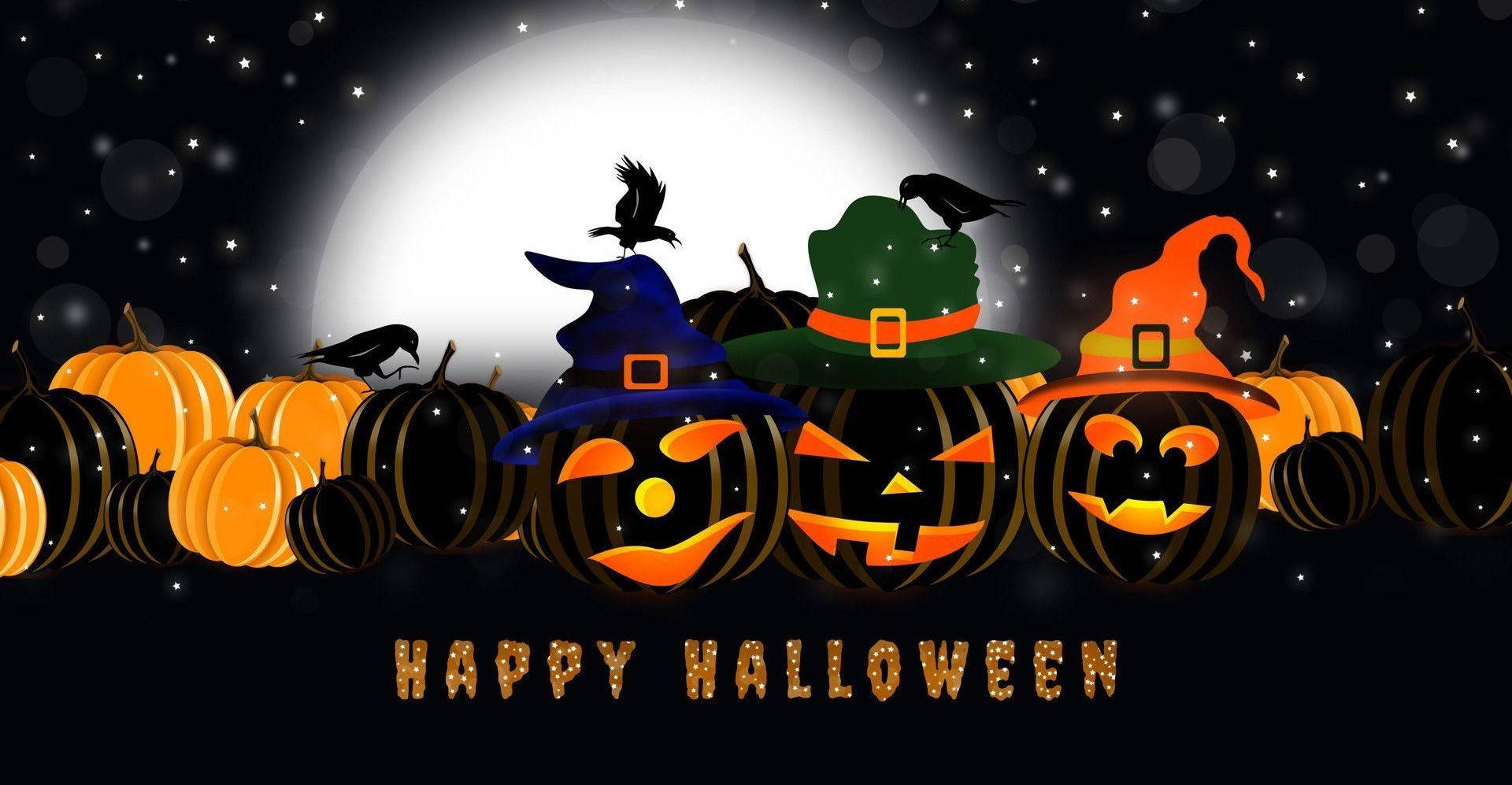 Happy Halloween 桌布 壁紙 — 三個發光的傑克南瓜燈戴著女巫帽，站在南瓜之間，滿月下烏鴉棲息在帽子上，下方有文字。