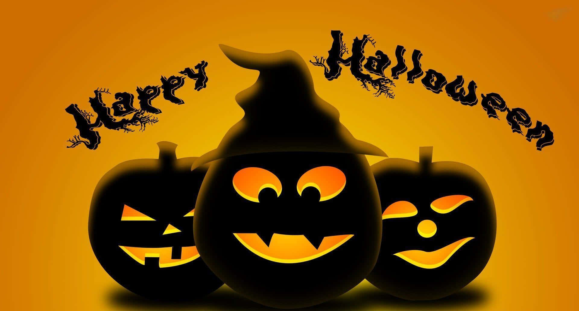 Happy Halloween 桌布 壁紙 — 三個發光的南瓜燈，帶有恐怖面孔和女巫帽，在溫暖的橙色背景上，帶有「Happy Halloween」文字。