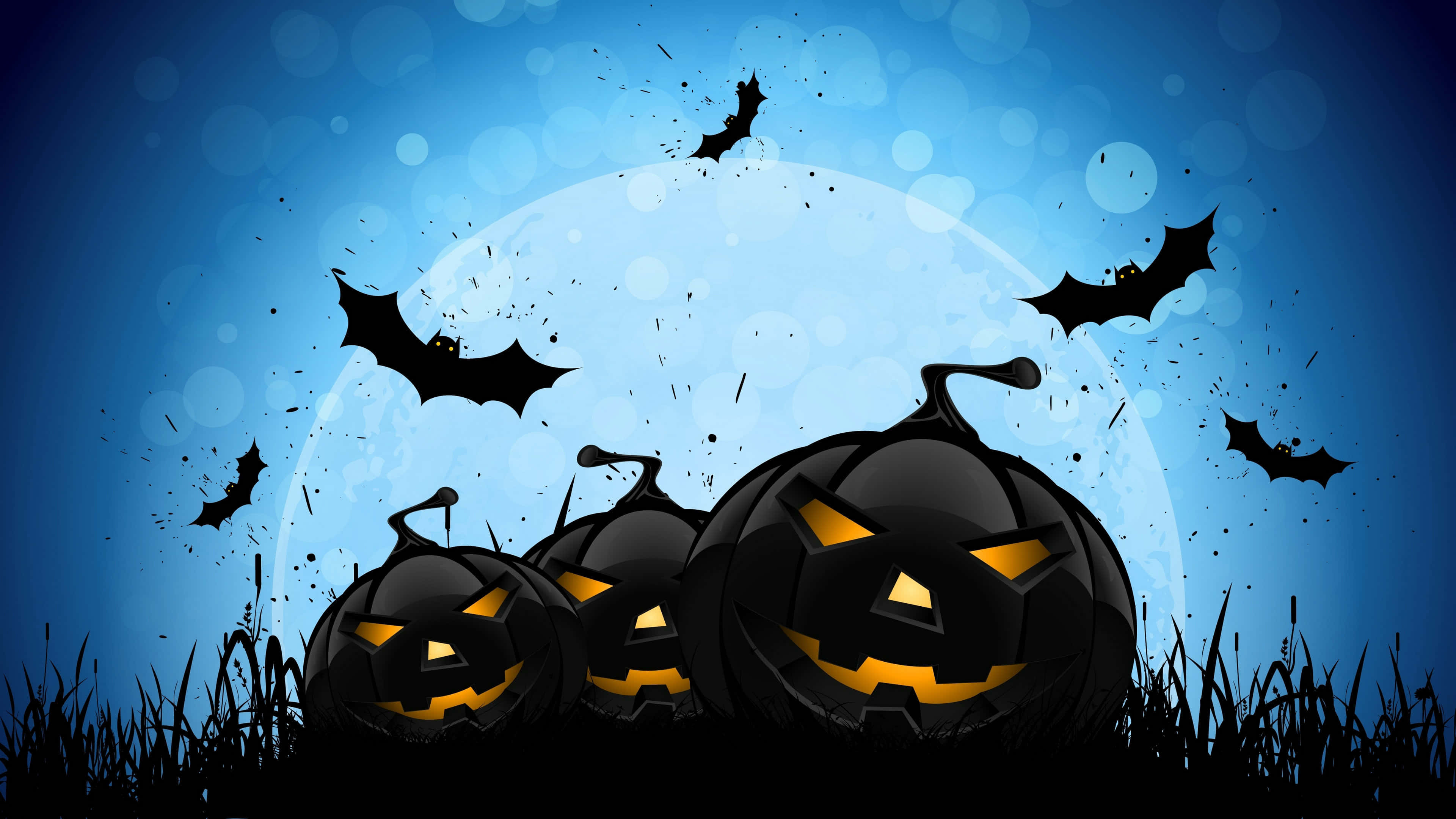 Disney Halloween 桌布 壁紙 — 三個發光的南瓜燈籠，帶有鋒利的牙齒，坐在草地上，滿月下蝙蝠在藍色散景背景中飛翔。