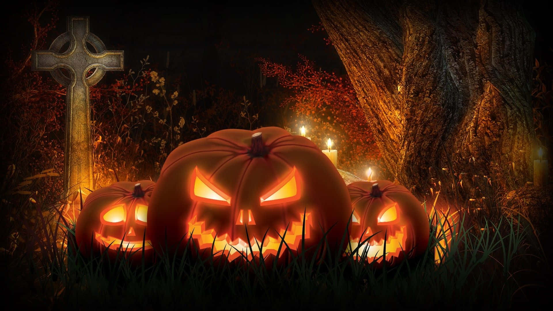 Aesthetic Creepy Halloween 桌布 壁紙 — 三個發光的南瓜燈籠帶有威脅性的面孔，坐在草地上的石十字架旁，在黑暗的夜空下。