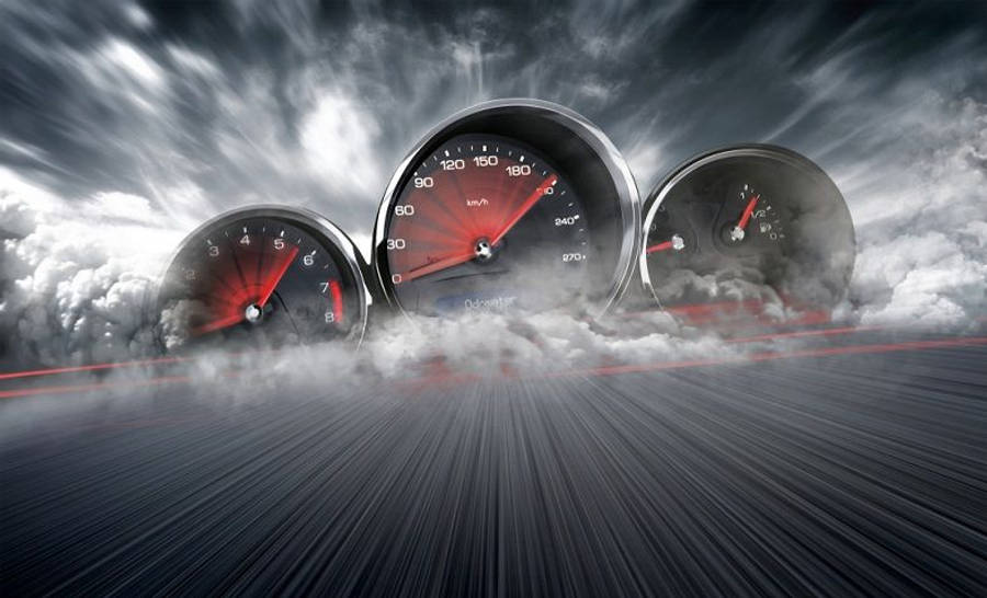 Speed 桌布 壁紙 — 三個發光的汽車儀表漂浮在暴風雨的道路上方，紅色指針刺穿烏雲。