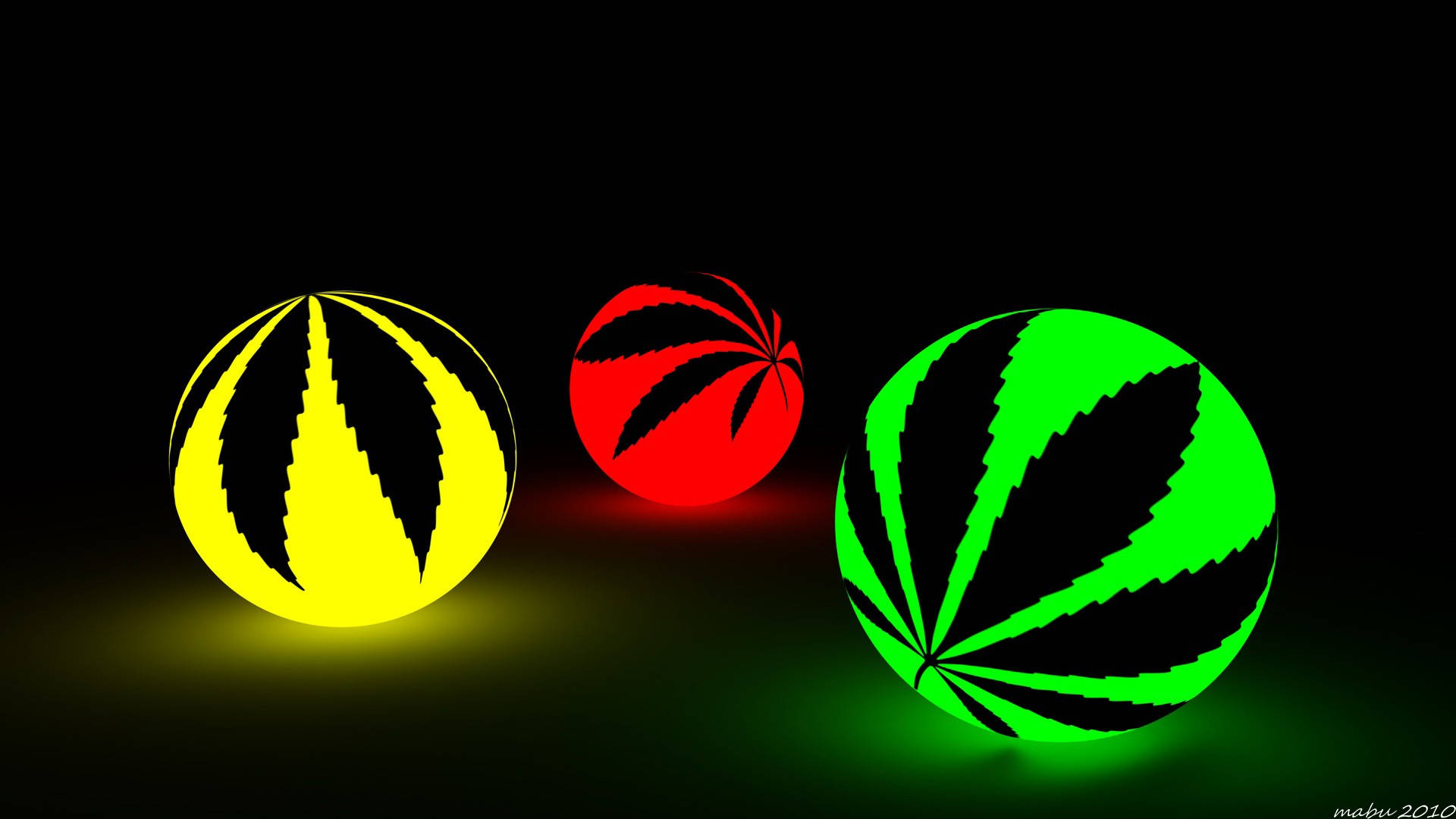 大麻 桌布 壁紙 — 三個發光的球體，帶有黃色、紅色和綠色的大麻葉圖案，在黑色背景上投射出柔和的光線。