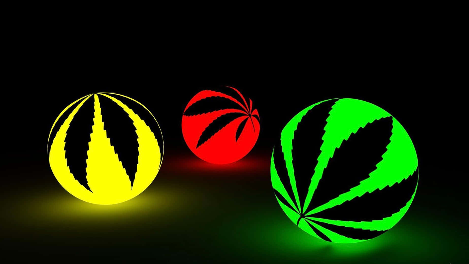 大麻 桌布 壁紙 — 三個發光的球體，帶有黃色、紅色和綠色的大麻葉圖案，漂浮在黑色背景上。