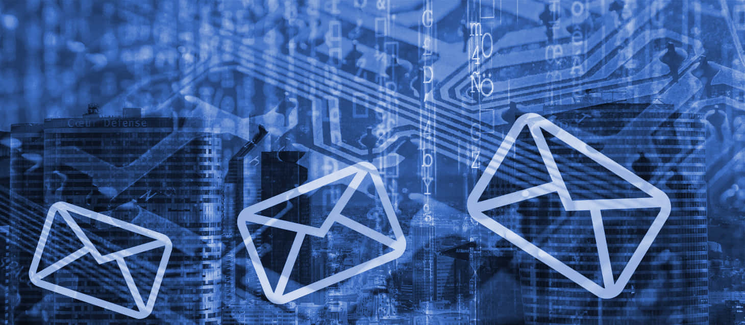 Mailbox 桌布 壁紙 — 三個發光的白色電子郵件圖示漂浮在藍色數位城市景觀之上，帶有層疊的程式碼和電路圖案。