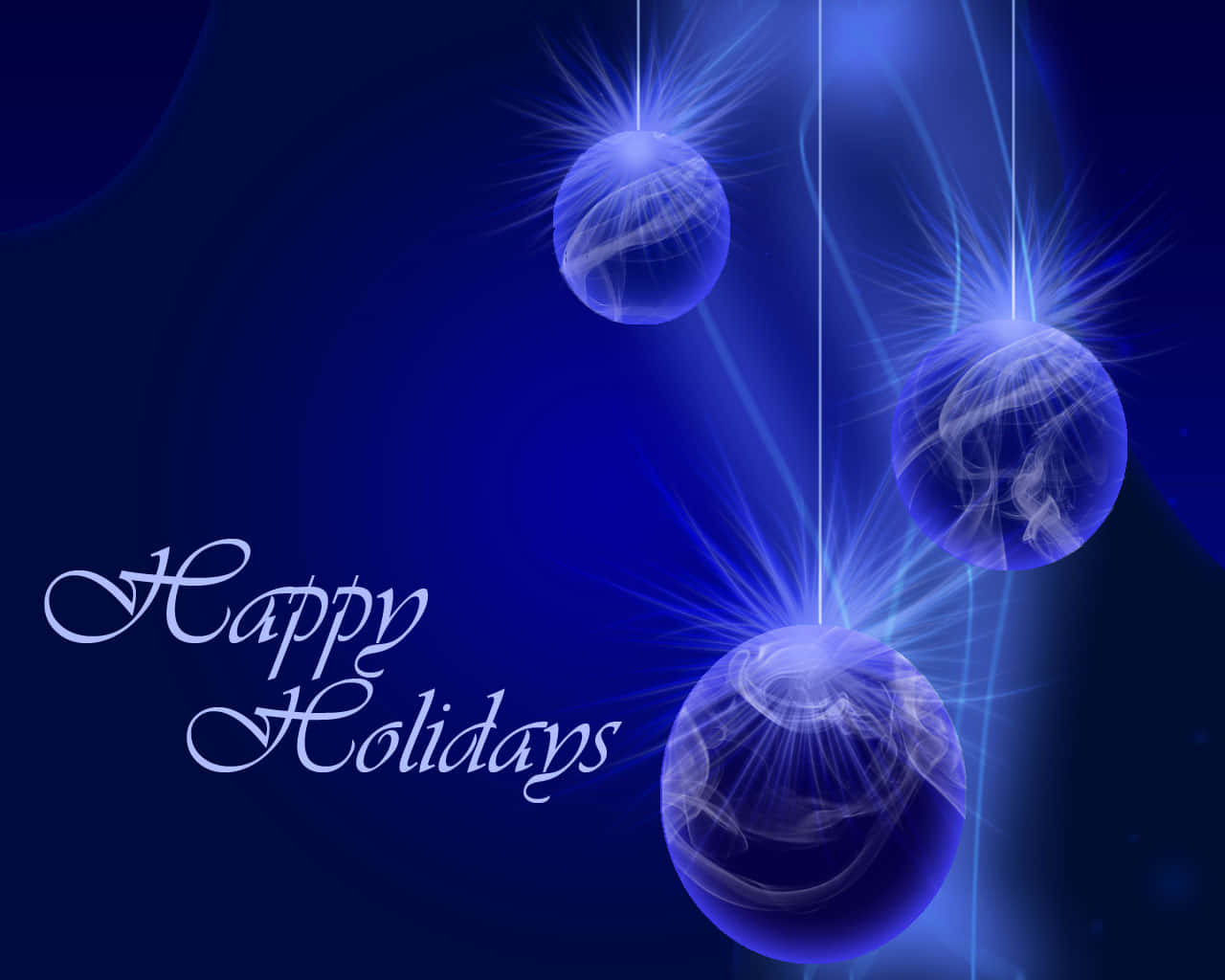 Happy Holidays 桌布 壁紙 — 三個發光的藍色節日裝飾品懸掛在深藍色背景上，帶有耀眼的光束和優雅的手寫文字，寫著「節日快樂」。