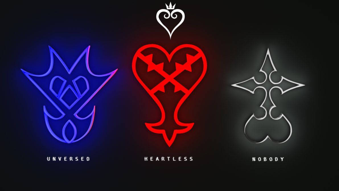 Kingdom Hearts 桌布 壁紙 — 三個發光的鑰刃符號，分別為藍色、紅色和白色，在深色背景上，下方有標籤。