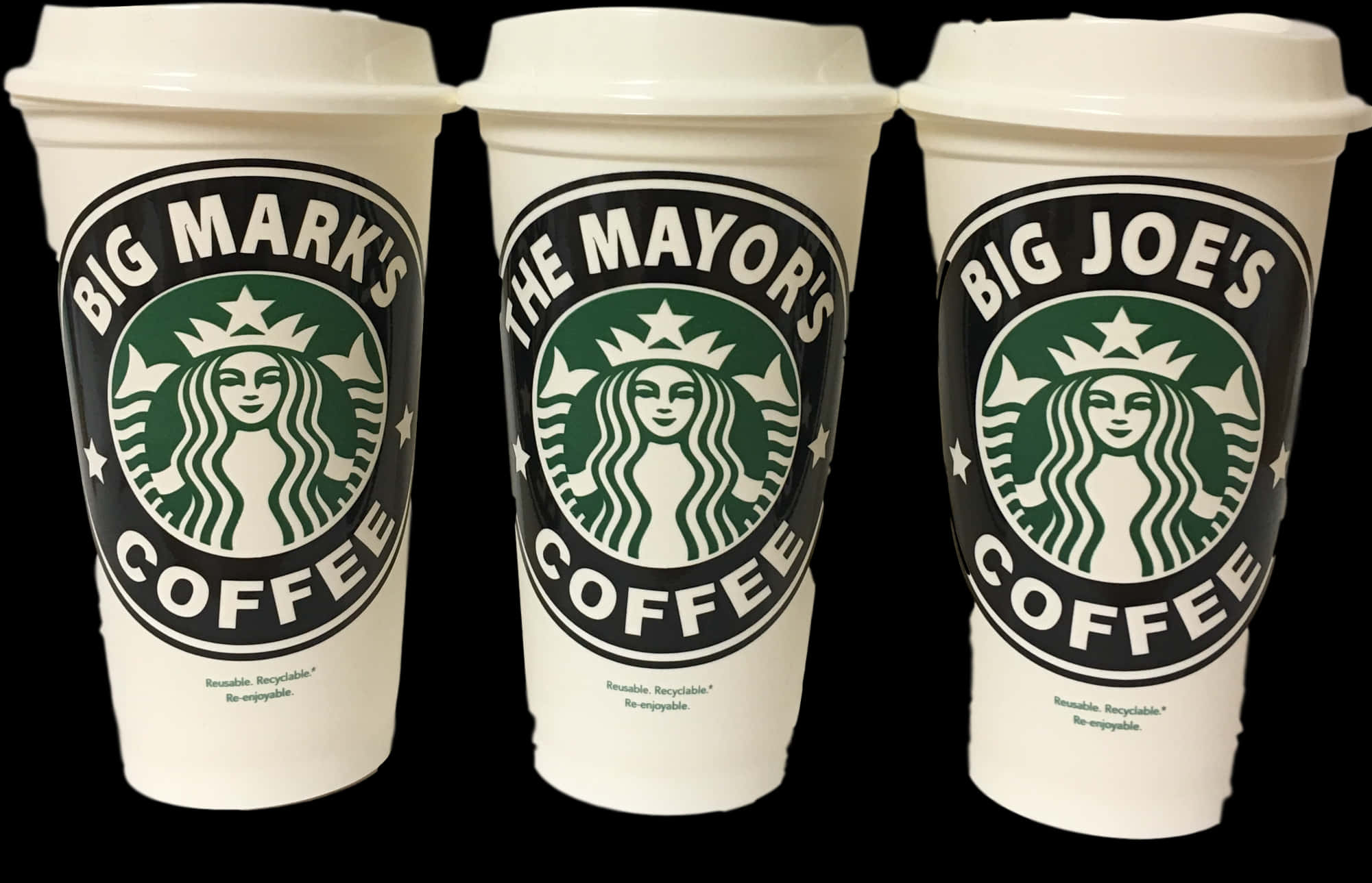 Container 桌布 壁紙 — 三個白色Starbucks咖啡杯，上面有自訂名稱Big Mark's、The Mayor's和Big Joe's，背景為黑色。