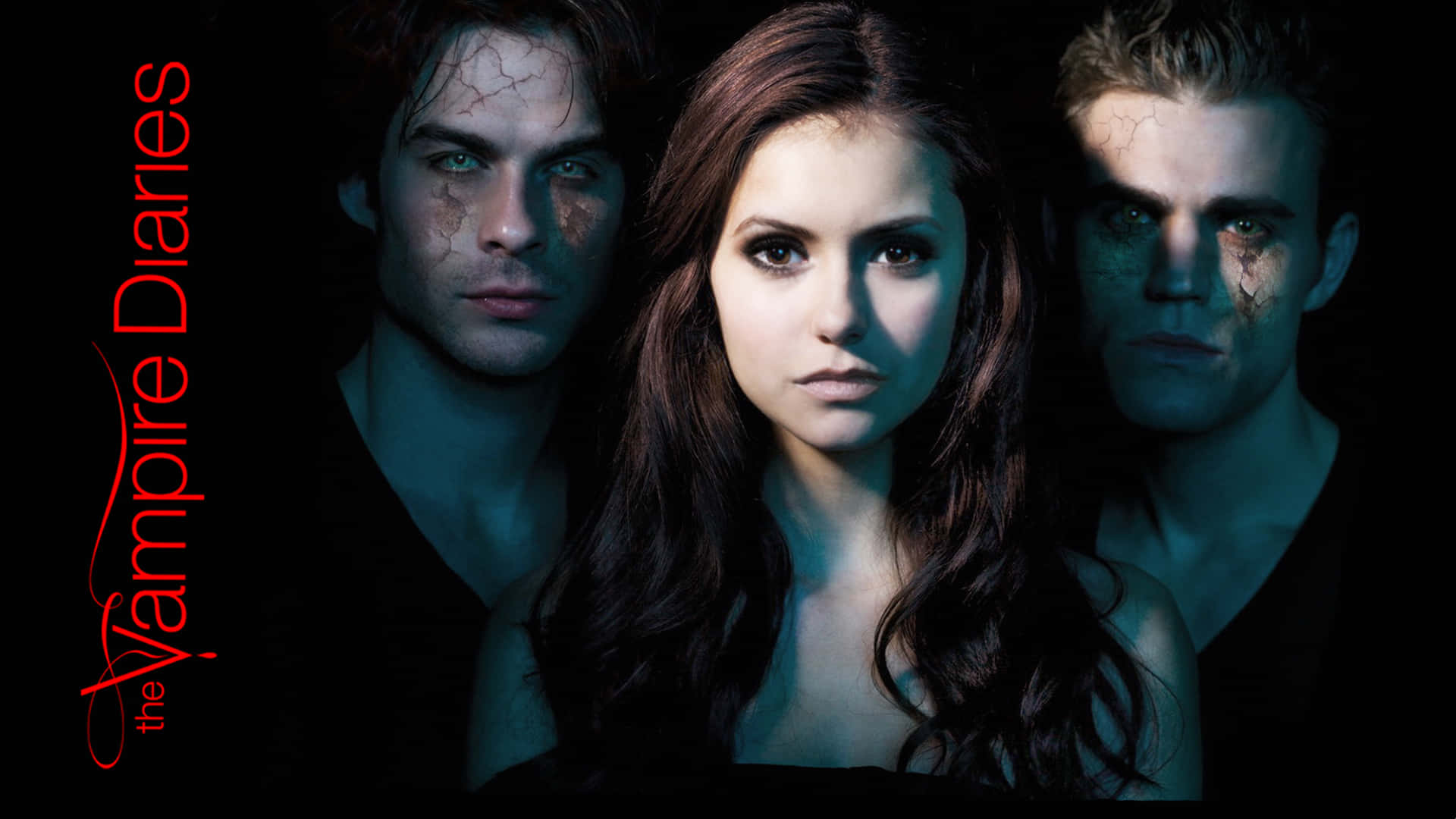 The Vampire Diaries iPhone 桌布 壁紙 — 三個皮膚龜裂的吸血鬼在帶有紅色標題文字的黑暗背景下凝視著。