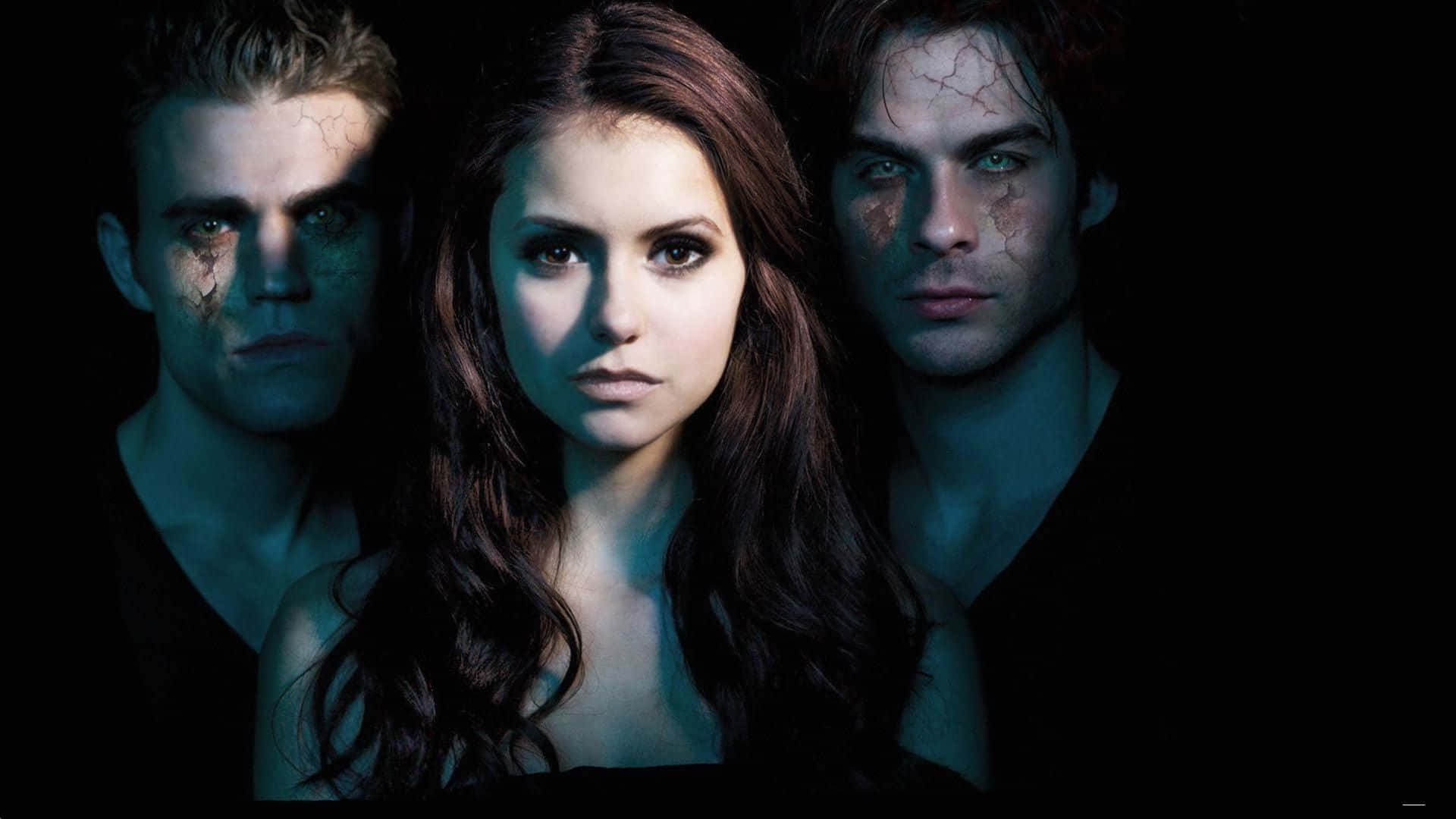 Vampire Diaries Desktop 桌布 壁紙 — 三個皮膚龜裂的吸血鬼在黑色背景下於藍光中發光。