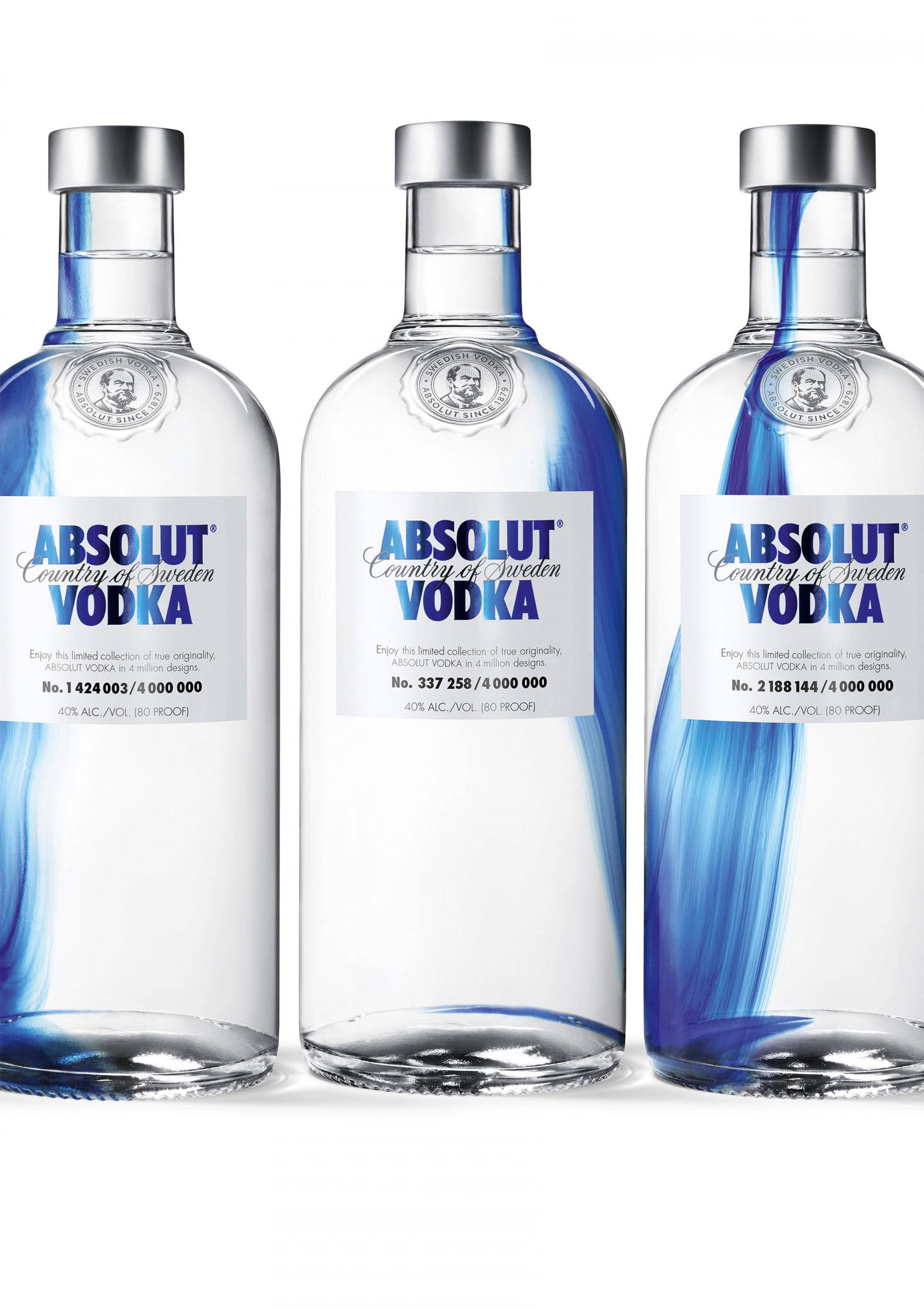 bottle 桌布 壁紙 — 三個相同的 Absolut Vodka 酒瓶，帶有藍色漩渦，整齊排列在潔白的背景前。