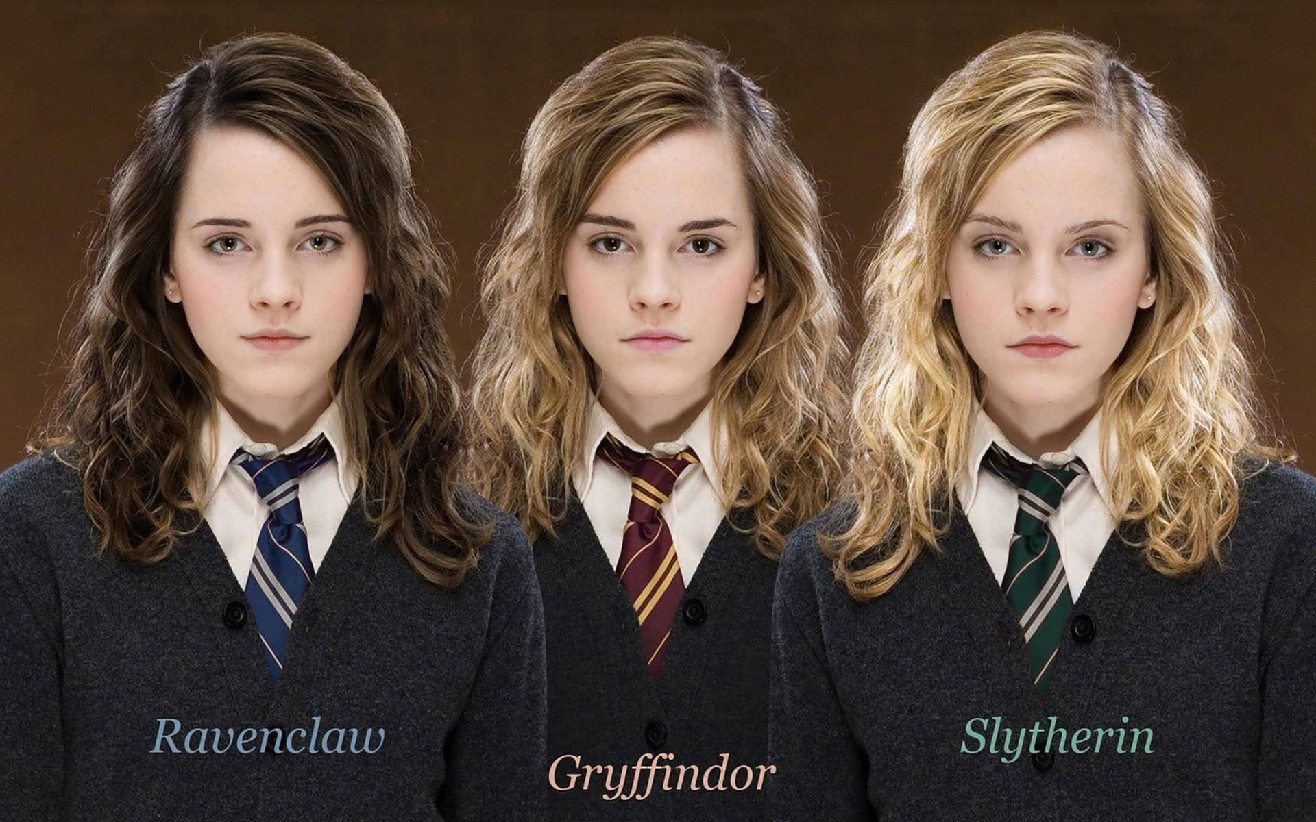 Hermione 桌布 壁紙 — 三個相同的女孩穿著霍格華茲學院制服，領帶顏色不同，標有Ravenclaw、Grifindor和Slytherin。
