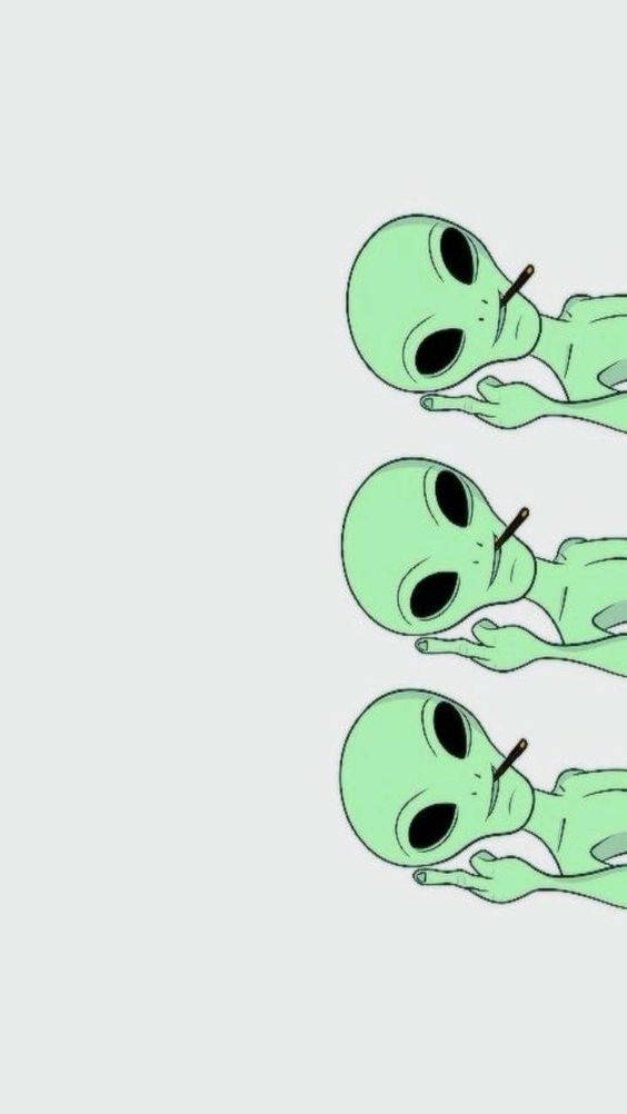 Gangster Skeleton 桌布 壁紙 — 三個相同的綠色卡通外星人，有著黑色大眼睛和嘴裡叼著香煙，在純淺灰色背景上對角漂浮。